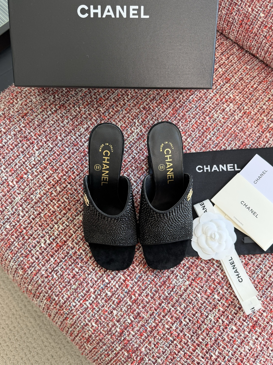 NO:710773,Top version: diamond surface (airplane box 10) CHANEL Chanel 2026 spring and summer new style double C buckle high heel Mule slippers  Chanel Chanel high-heeled mules are made of high-quality lambskin, and the upper is embellished with the classic double-C metal logo, which is full of brand feeling. The unique curved thick heel design, with a heel height of about 9.5cm, elongates the leg line while taking into account comfort. The open-toe style is super breathable for spring and summer wear, and the soft sheepskin lining adds extra points to the wearing experience. Whether paired with skirts or trousers, you can easily create an elegant and fashionable look, and look great in daily or formal occasions. Fabric imported patent leather/sheepskin/cashmere lining sheepskin  Outsole Imported from Italy, genuine leather outsole Size35-41 (40 41 customized, non-returnable), high heels and slippers, chanel, chanel, high heels, slippers, skirts, sheepskin, Leather soles19860909顶级版本: 钻面（飞机盒10） CHANEL 香奈儿 2026 春夏新款 双C扣 高跟 穆勒拖鞋 Chanel香奈儿高跟穆勒鞋,选用优质小羊皮,鞋面点缀经典双C金属Logo,品牌感满满.独特弧形粗跟设计,跟高约9.5cm,拉长腿部线条同时兼顾舒适.露趾款式,春夏穿超透气,内里柔软羊皮,穿着体验加分.无论搭配裙装还是裤装,都能轻松打造优雅时尚造型,日常或正式场合都很出彩. 面料进口漆皮/羊皮/羊绒 内里羊皮 大底意大利进口真皮大底 Size35-41（40 41定做不退换）,高跟鞋拖鞋,chanel,chanel,high heels,slippers,skirts,sheepskin,Leather soles,Women's Shoes