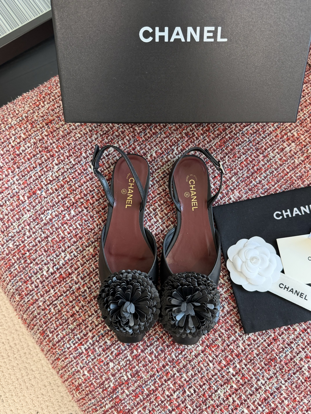 NO:710767,Top version: (airplane box 10) CHANEL Chanel 2026 spring and summer new style classic camellia small square head empty back flat bottom sandals  Chanel Camellia flats, sheepskin upper + three-dimensional camellia, elegant and refined. Square toe design, neat lines, elastic fit on the back strap, easy to put on and take off. Genuine leather outsole, golden 'CHANEL' logo on the inner sole, full of details. The heel is about 1.5cm, which can be easily controlled in daily commuting or formal occasions. It is comfortable and fashionable. It is a classic item with both practicality and design. Fabric imported lambskin Lining sheepskin outsole Italian imported leather outsole  Size35-41 (40 41 customized, non-returnable), sandals, chanel, chanel, sandals, flats, sheepskin, Leather soles19860909顶级版本:（飞机盒10） CHANEL 香奈儿 2026 春夏新款 经典山茶花 小方头 后空 平底 凉拖 Chanel香奈儿山茶花平底鞋,羊皮鞋面+立体山茶花,优雅精致.方头设计,线条利落,后绊带弹性贴合,穿脱方便.真皮大底,内底有金色“CHANEL”标识,细节满分.鞋跟约1.5cm,日常通勤或正式场合都能轻松驾驭,舒适又时髦,是实用与设计感兼具的经典单品. 面料进口小羊皮 内里羊皮 大底意大利进口真皮大底 Size35-41（40 41定做不退换）,凉鞋单鞋,chanel,chanel,sandals,flats,sheepskin,Leather soles,Women's Shoes