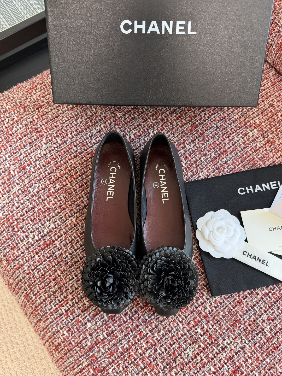 NO:710761,Top version: (airplane box 10) CHANEL Chanel 2026 Spring and Summer New Classic Camellia Small Square Toe Flat Shoes Mary Jane Chanel Camellia Flat Shoes, small square toe + three-dimensional silver camellia, highly recognizable!  The camellia on the toe is a classic element of the brand, symbolizing purity and elegance. Made in Italy, with dark brown leather lining, perfect texture. The shallow mouth design can be easily used for daily commuting or formal occasions. It is comfortable and fashionable. It is one of Chanel's iconic items and is deeply loved by fashion enthusiasts. Fabric imported lambskin lining sheepskin outsole Italian imported genuine leather outsole Size35-41 (40  41 Customized (no return or exchange), sandals, chanel, chanel, sandals, mary jane, flats, sheepskin, Leather soles19860909顶级版本:（飞机盒10） CHANEL 香奈儿 2026 春夏新款 经典山茶花 小方头 平底鞋 玛丽珍 Chanel香奈儿山茶花平底鞋,小方头+立体银色山茶花,辨识度超高！鞋头山茶花是品牌经典元素,象征纯洁与优雅.意大利制造,内里深棕皮革,质感满分.浅口设计,日常通勤或正式场合都能轻松驾驭,舒适又时髦,是香奈儿标志性单品之一,深受时尚爱好者喜爱. 面料进口小羊皮 内里羊皮 大底意大利进口真皮大底 Size35-41（40 41定做不退换）,凉鞋单鞋,chanel,chanel,sandals,mary jane,flats,sheepskin,Leather soles,Women's Shoes