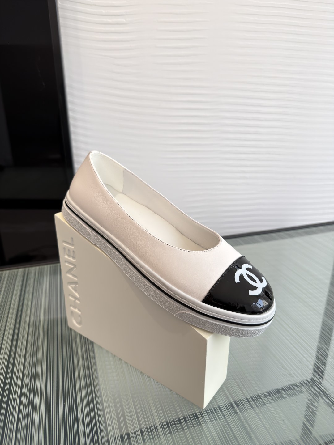NO:723600,Top version: CHANEL Chanel 2026 spring and summer new color block round toe double C flat shoes casual shoes Chanel small fragrant casual shoes. White soft leather + black patent leather stitching, the classic double C Logo is super recognizable!  The thick-soled sponge cake design is comfortable to wear and can quietly increase your height. It is OK for commuting and leisure. The sole is light and wear-resistant, so you will not feel tired after walking for a long time. It has an elegant retro style and can be worn with skirts and trousers. You can easily switch between multiple styles. It is a fashionable and practical all-match artifact!  Fabric imported lambskin/calf patent leather, lining imported sheepskin, outsole original molded rubber outsole Size35-41 (40 41 customized, non-returnable), single shoes, chanel, chanel, flats, skirts, sheepskin19860909顶级版本: CHANEL 香奈儿 2026 春夏新款 拼色圆头 双C 平底鞋 休闲鞋 Chanel 小香风休闲鞋.白色软皮+黑色漆皮拼接,经典双C Logo超有辨识度！厚底松糕设计,穿着舒适还能悄悄增高,通勤休闲都OK～鞋底轻便耐磨,长时间走路也不累.优雅复古风,裙装裤装都能搭,轻松切换多种风格,是时尚实用的百搭神器！ 面料进口小羊皮/小牛漆皮 内里进口羊皮 大底原版开模橡胶大底 Size35-41（40 41 定做不退换）,单鞋,chanel,chanel,flats,skirts,sheepskin,Women's Shoes