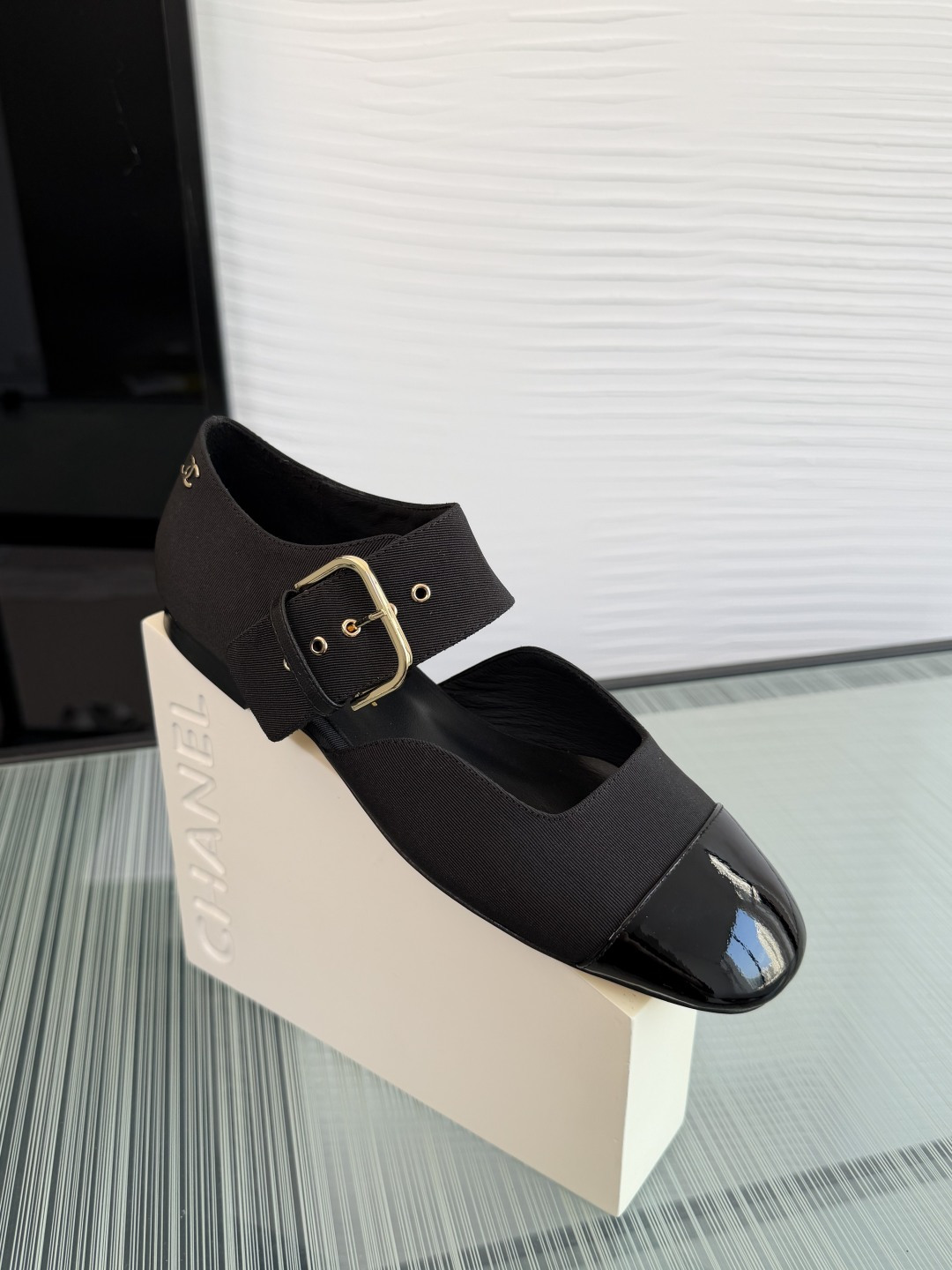 NO:723605,Top version: CHANEL Chanel 2026 spring and summer new color block square toe rivet buckle belt Mary Jane shoes Chanel  Xiaoxiangfeng color-blocked rivet buckle strap shoes, soft leather material, black and white color matching + square toe shallow mouth design, simple and elegant with a retro feel. The metal rivet buckle strap has perfect details, easy to put on and take off, and can be easily used for daily commuting. The sole is light and comfortable, not tired after walking for a long time, versatile and slim, can be worn in skirts and trousers, easily create French elegance or casual style, it is a practical and fashionable commuting item!  Fabric imported sheepskin, lining imported sheepskin, outsole, genuine leather outsole imported from Italy, Size35-41 (40 41 customized, non-returnable), single shoes, chanel, chanel, mary jane, skirts, sheepskin, Leather soles19860909顶级版本: CHANEL 香奈儿 2026 春夏新款 拼色方头 铆钉扣带 玛丽珍 单鞋 Chanel 小香风拼色铆钉扣带单鞋,软皮材质,黑白拼色+方头浅口设计,简约优雅又带点复古感.金属铆钉扣带,细节满分,穿脱方便,通勤日常都能轻松驾驭.鞋底轻便舒适,长时间走路也不累,百搭显瘦,裙装裤装都能hold住,轻松打造法式优雅or休闲风,是实用又时髦的通勤单品！ 面料进口羊皮 内里进口羊皮 大底意大利进口真皮大底 Size35-41（40 41 定做不退换）,单鞋,chanel,chanel,mary jane,skirts,sheepskin,Leather soles,Women's Shoes