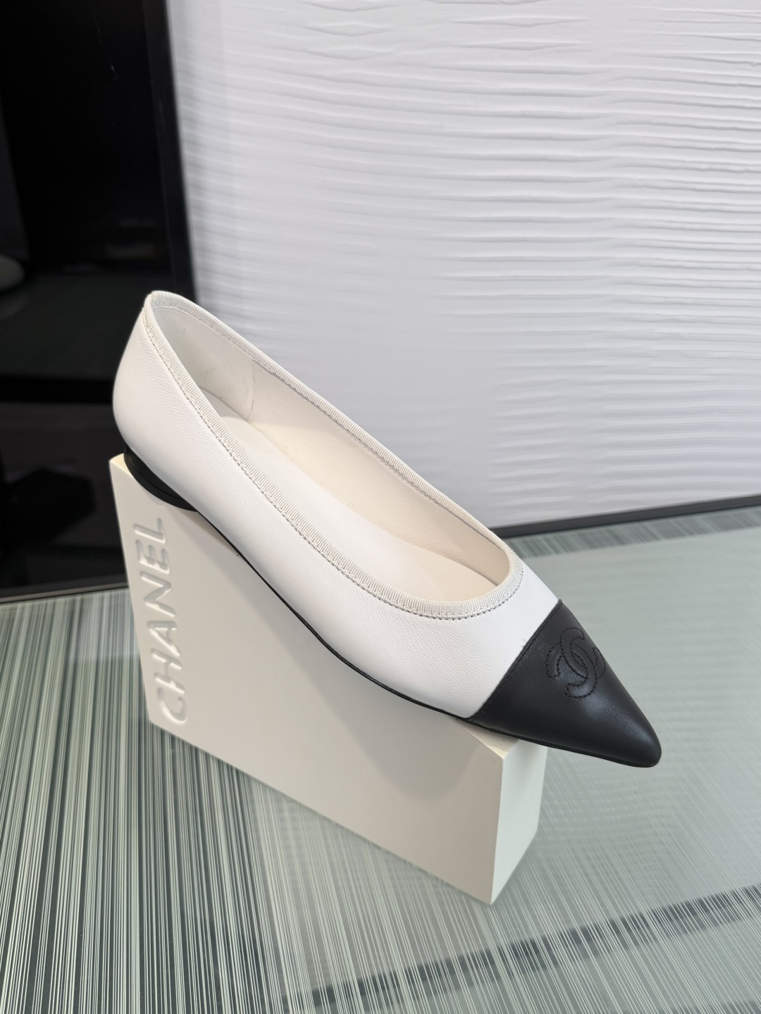 NO:723595,Top version: CHANEL Chanel 26 new spring and summer color block pointed toe double C flat shoes Chanel Chanel's color block pointed toe flat shoes are simple and super recognizable!  The upper is made of smooth leather, the lining is soft, and it is comfortable to wear without scratching your feet. The double C embroidery logo on the toe box is full of details and full of brand feeling. It can be easily controlled for daily commuting and leisure. It is elegant and fashionable. It can be matched with skirts and trousers to easily enhance the style. Material imported mixed sheepskin Lining imported sheepskin Outsole Imported genuine leather outsole Size 35-41 (40 41  Customized (no return or exchange), single shoes, chanel, chanel, flats, skirts, sheepskin, Leather soles19860909顶级版本: CHANEL 香奈儿 26 春夏新款 拼色尖头 双C 平底 单鞋 Chanel 香奈儿这款拼色尖头平底鞋,简约又超有辨识度！鞋面是光滑皮革,内里柔软,穿着舒适不磨脚.鞋头双C刺绣标志,细节满分,品牌感拉满～日常通勤、休闲都能轻松驾驭,优雅又时髦,裙装裤装随心搭配,轻松提升造型感. 面料进口混种羊皮 内里进口羊皮 大底意大利进口真皮大底 Size35-41（40 41 定做不退换）,单鞋,chanel,chanel,flats,skirts,sheepskin,Leather soles,Women's Shoes