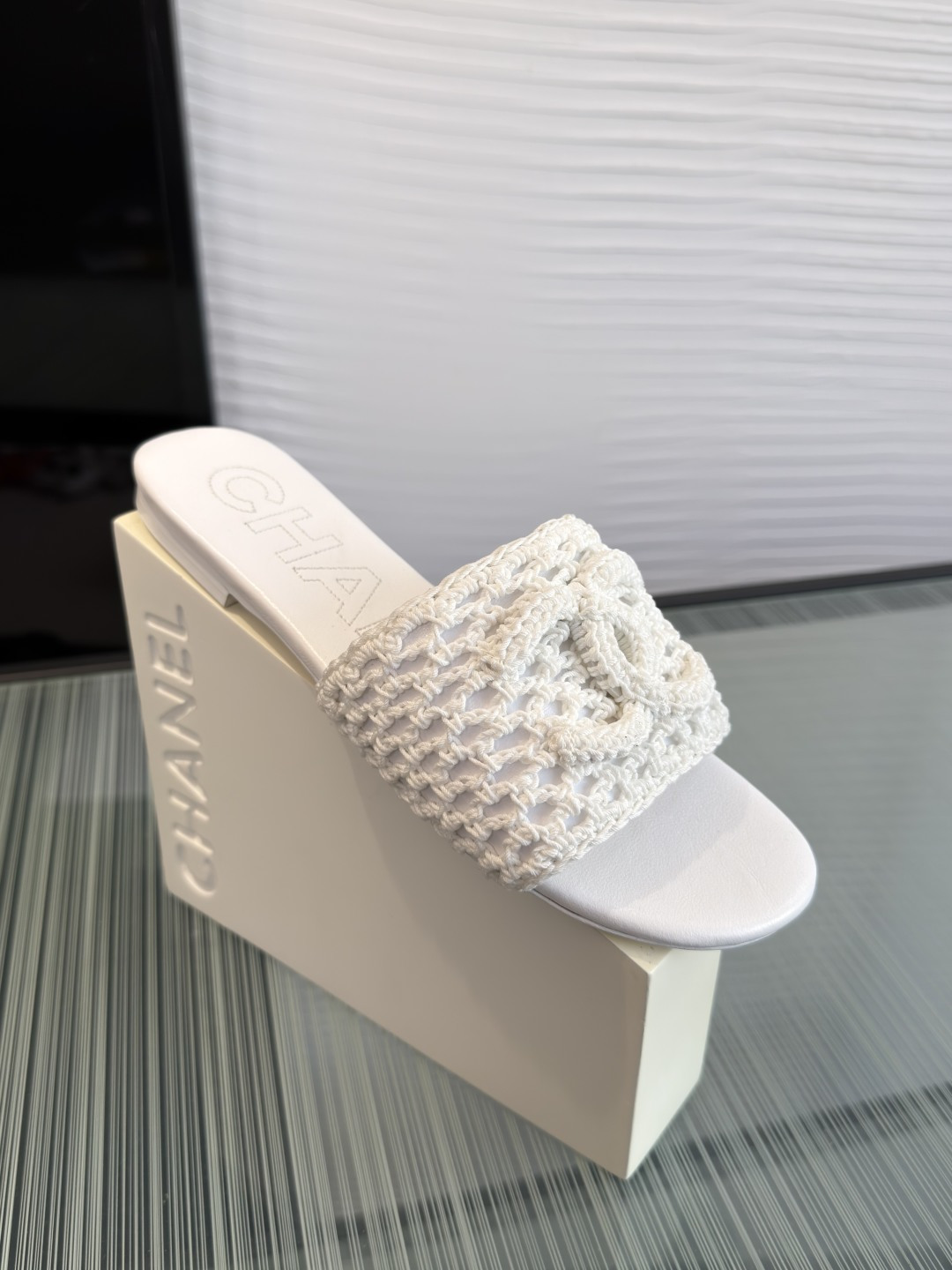 NO:723590,Top version: CHANEL Chanel 2026 Spring and Summer New Double C knitted surface slippers Chanel Chanel early spring series knitted slippers, using knitted uppers, with classic Double C metal logo, full of brand sense. Flat design, comfortable for daily wear or at home, light and fashionable. The pink color is fresh and soft, very suitable for spring and summer, and can be easily managed whether casual or vacation style. It is a high-end fashion item, a must-have for sophisticated girls!  Fabric original custom knitted surface/sheepskin lining imported sheepskin outsole Italian imported genuine leather outsole Size35-41 (40 41 custom-made and non-returnable), slippers, chanel, chanel, slippers, sheepskin, Leather soles19860909顶级版本: CHANEL 香奈儿 2026 春夏新款 双C 针织面 拖鞋 Chanel 香奈儿早春系列针织拖鞋,采用针织鞋面,搭配经典双C金属标志,品牌感满满.平底设计,日常外穿或居家都很舒适,轻便又时髦.粉色清新柔和,春夏季节超适合,无论休闲还是度假风都能轻松驾驭.属于高端时尚单品,精致女孩必入！ 面料原版定制针织面/羊皮 内里进口羊皮 大底意大利进口真皮大底 Size35-41（40 41 定做不退换）,拖鞋,chanel,chanel,slippers,sheepskin,Leather soles,Women's Shoes