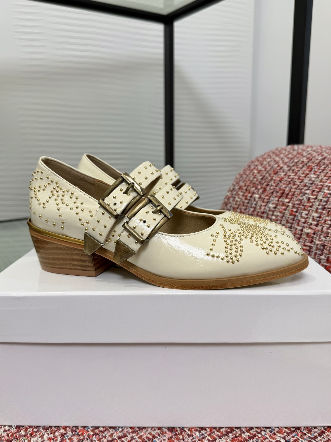 NO:725445,Top version: Chloe 2026 spring new SUSANNA rivet buckle shoes Chloe's SUSANNA lace-up shoes are inspired by the iconic boots of the series. They are made of glossy calfskin and decorated with the series' iconic golden rivets and buckles. The slender toe shape is combined with Cuban heels and thick soles to create a cowboy temperament. Fabric imported cowhide Leather lining/foot pads imported sheepskin  Outsole Imported from Italy, genuine leather outsole, heel height 4cm, Size 35-40 (40 customized, non-returnable), single shoes, chloe, loewe, boots, cowhide, sheepskin, Leather soles19860909顶级版本: Chloe 蔻依 2026 春季新款 SUSANNA 铆钉 搭扣 单鞋 Chloe这款 SUSANNA 系带单鞋的灵感源自该系列的标志性靴子,其采用亮面小牛皮制成,并饰有该系列标志性的金色铆钉和搭扣.修长的鞋头造型与古巴式鞋跟以及厚实的鞋底相结合,营造出一种牛仔气质. 面料进口牛皮 内里/垫脚进口羊皮 大底意大利进口真皮大底 跟高4cm Size35-40（40定做不退换）,单鞋,chloe,loewe,boots,cowhide,sheepskin,Leather soles,Women's Shoes