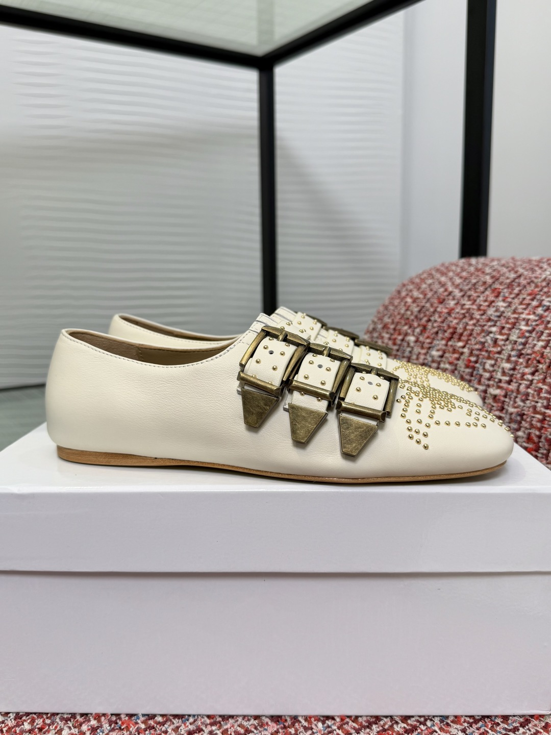 NO:725448,Top version: Chloe 2026 spring new rivet buckle strap flat loafers Chloé's flat loafers, high-quality leather + metal rivets, full of western style!  The design of three metal buckles has a strong sense of detail. The toe is embellished with rivets, which enhances the visual layering. The flat bottom is comfortable and can be easily used for daily commuting or leisure. It goes well with jeans and skirts. It is fashionable and versatile, and can easily enhance the quality of your outfit!  Fabric imported cowhide, lining/foot pads imported sheepskin, outsole Italian imported genuine leather outsole Size 35-40 (40 customized, non-returnable), single shoes, chloe, loewe, loafers, skirts, jeans, cowhide, sheepskin, Leather soles19860909顶级版本: Chloe 蔻依 2026 春季新款 铆钉 搭扣带 平底 乐福鞋 Chloé这款平乐福鞋,优质皮革+金属铆钉,西部风满满！三条金属扣带设计,细节感超强.鞋头铆钉点缀,视觉层次感up,平底舒适,日常通勤或休闲都能轻松驾驭.搭配牛仔裤、裙装都很出彩,时髦又百搭,轻松提升穿搭质感！ 面料进口牛皮 内里/垫脚进口羊皮 大底意大利进口真皮大底 Size35-40（40定做不退换）,单鞋,chloe,loewe,loafers,skirts,jeans,cowhide,sheepskin,Leather soles,Women's Shoes