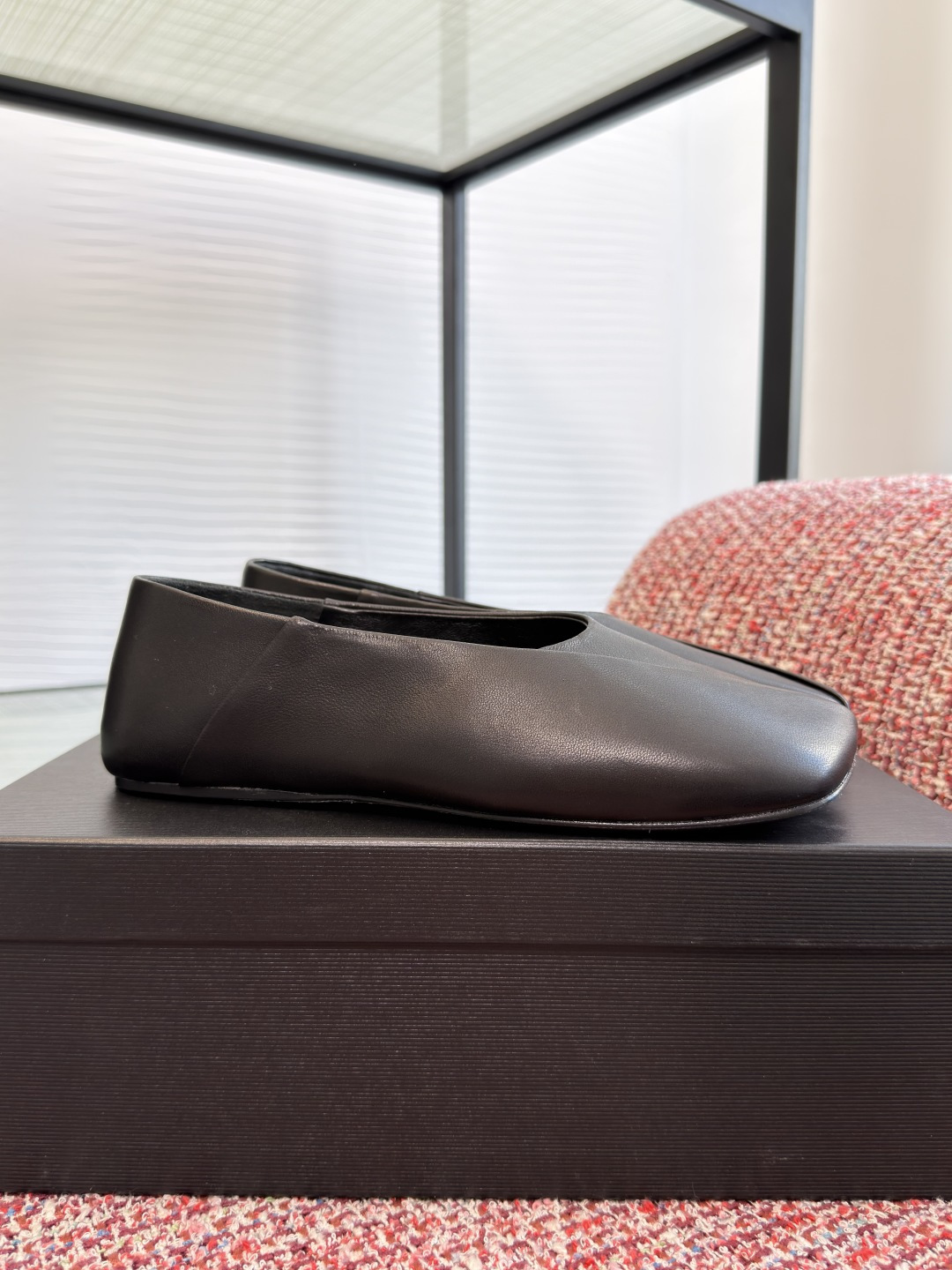 NO:725451,Top version: JIL SANDER 2026 spring and summer new square toe flat shoes Jil  Sander's square-toe flat shoes are made of high-quality lamb leather. The upper is simple and smooth, and the minimalist style is super textured. The square-toe design is comfortable and fashionable. The shallow mouth is easy to put on and take off. The flat bottom is suitable for long walks and can be easily used in daily commuting. The white color is versatile and can be worn in skirts and trousers. It can easily create an elegant look. The brand's consistent high quality and design sense are low-key and high-end. I really recommend them!  Fabric imported lambskin, lining/foot pads imported sheepskin, outsole Italian imported genuine leather outsole Size35-41 (40 41 customized, non-returnable), single shoes, jil sander, flats, skirts, sheepskin, Leather soles19860909顶级版本: JIL SANDER 2026 春夏新款 方头 平底 单鞋 Jil Sander这款方头平底鞋,采用优质小羊皮革,鞋面简约流畅,极简风格超有质感.方头设计舒适又时髦,浅口方便穿脱,平底适合长时间行走,通勤日常都能轻松驾驭.白色百搭,裙装裤装都能hold住,轻松打造优雅气质look.品牌一贯的高品质和设计感,低调又高级,真的很推荐！ 面料进口小羊皮 内里/垫脚进口羊皮 大底意大利进口真皮大底 Size35-41（40 41定做不退换）,单鞋,jil sander,flats,skirts,sheepskin,Leather soles,Women's Shoes