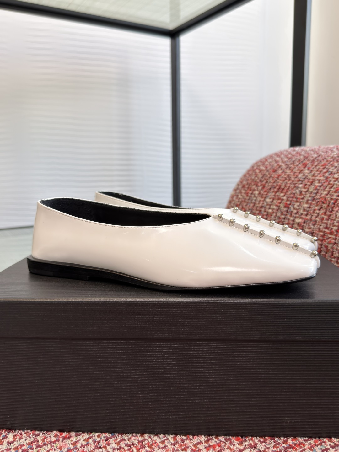 NO:725454,Top version: JIL SANDER 2026 Spring and Summer New Square Toe Rivet Flat Mary Jane Shoes Jil Sander This square toe flat shoe is made of smooth leather, with metal rivets on the upper, simple and detailed. The square toe design is fashionable, and the flat bottom is super comfortable, which can be easily used for daily commuting or leisure. The lining is soft and not tiring to wear for a long time. The brand's consistent minimalist style is elegant when paired with skirts or trousers, easily enhancing your temperament.  Fabric imported calfskin open edge beads lining/foot pads imported sheepskin outsole Italian imported genuine leather outsole Size35-40 (40 is custom-made and non-returnable), single shoes, jil sander, mary jane, flats, skirts, cowhide, sheepskin, Leather soles19860909顶级版本: JIL SANDER 2026 春夏新款 方头 铆钉 平底 玛丽珍 单鞋 Jil Sander 这款方头平底鞋,采用光滑皮革,鞋面点缀金属铆钉,简约又有细节感.方头设计时尚,平底超舒适,日常通勤或休闲都能轻松驾驭.内衬柔软,长时间穿也不累.品牌一贯的极简风格,搭配裙装或裤装都很优雅,轻松提升气质. 面料进口小牛皮开边珠 内里/垫脚进口羊皮 大底意大利进口真皮大底 Size35-40（40 定做不退换）,单鞋,jil sander,mary jane,flats,skirts,cowhide,sheepskin,Leather soles,Women's Shoes