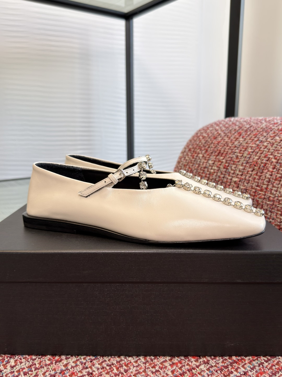 NO:725457,Top version: JIL SANDER 2026 Spring and Summer New Style Square Toe Rhinestone Chain Flat Bottom Mary Jane Shoes Jil Sander's rhinestone Mary Jane shoes are made of black first-layer cowhide, with a glossy upper and a T-strap embellished with exquisite rhinestones, which is elegant and retro. Square toe design + flat bottom, comfortable and easy to wear, OK for daily commuting!  The shallow mouth is versatile, you can wear it with skirts and trousers, and you can easily style it with French style. The lining of the shoes is soft, so you won’t feel tired after walking for a long time. It is practical and fashionable. It is a must-have fashion item in spring!  Fabric imported lambskin, lining/foot pads imported sheepskin, outsole Italian imported genuine leather outsole Size35-40 (40 customized, non-refundable), single shoes, jil sander, mary jane, skirts, cowhide, sheepskin, Leather soles19860909顶级版本: JIL SANDER 2026 春夏新款 方头 水钻链 平底 玛丽珍 单鞋 Jil Sander 这款水钻玛丽珍鞋,选用黑色头层牛皮,鞋面光泽感满满,T字带点缀精致水钻,优雅又复古.方头设计+平底,舒适好穿,通勤日常都OK！浅口百搭,裙装裤装随心搭,法式气质轻松拿捏～鞋内衬柔软,长时间走路也不累,实用又时髦,是春季必入的时尚单品！ 面料进口小羊皮 内里/垫脚进口羊皮 大底意大利进口真皮大底 Size35-40（40 定做不退换）,单鞋,jil sander,mary jane,skirts,cowhide,sheepskin,Leather soles,Women's Shoes