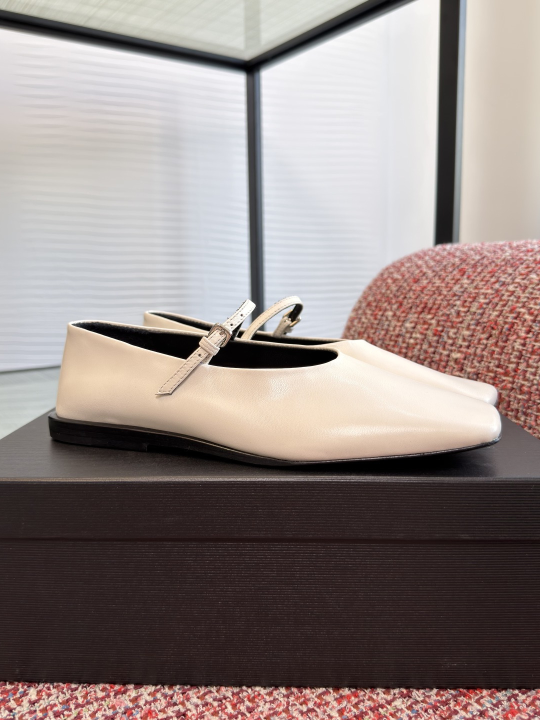 NO:725460,Top version: JIL SANDER 2026 Spring and Summer New Square Toe Flat Shoes Mary Jane Jil Sander's white Mary Jane shoes are simple and elegant, square toe design + one-word buckle, retro and modern. High-quality leather upper, soft and comfortable, black lining is low-key and textured. Flat design, friendly for daily commuting or long walks. Versatile, can be easily worn in skirts and trousers, French retro style, very suitable for spring and autumn, easy to get gentle temperament!  Fabric imported lambskin lining/foot pads imported sheepskin outsole Italian imported leather outsole Size35-40 (40 is custom-made and non-returnable), single shoes, jil sander, mary jane, skirts, sheepskin, Leather soles19860909顶级版本: JIL SANDER 2026 春夏新款 方头 平底 单鞋 玛丽珍 Jil Sander 这款白色玛丽珍鞋,简约优雅,方头设计+一字带扣,复古又现代.优质皮革鞋面,柔软舒适,黑色内衬低调有质感.平底设计,日常通勤或长时间走路都很友好.百搭属性,裙装裤装都能轻松驾驭,法式复古风,春秋季节穿超合适,温柔气质轻松get！ 面料进口小羊皮 内里/垫脚进口羊皮 大底意大利进口真皮大底 Size35-40（40 定做不退换）,单鞋,jil sander,mary jane,skirts,sheepskin,Leather soles,Women's Shoes