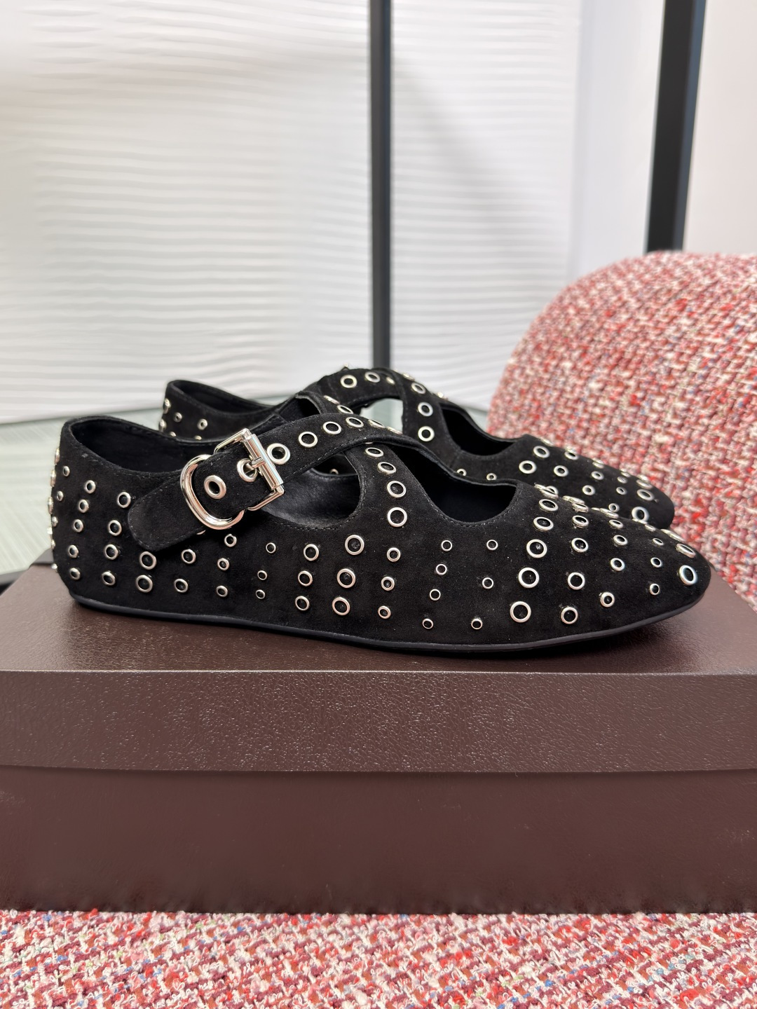 NO:725459,Top version: ALAIA 2026 early spring new round toe rivets cross buckle flat Mary Jane shoes ALALA's Mary Jane shoes, suede material + metal ring hollow, retro and fashionable!  Cross straps + metal buckles, easy to put on and take off and can modify the shape of your feet. The flat-bottom design is suitable for daily commuting and leisure. The purple color is super elegant and looks great with skirts or cropped pants ~ Alaa's handcrafted craftsmanship and unique design are a must-have for fashionistas!  Fabric imported suede, lining/foot pads imported sheepskin, outsole original molded rubber shoe cover Size35-41 (40 41 customized, non-returnable), ballet shoes, alaia, mary jane, skirts, sheepskin, chamois leather19860909顶级版本: ALAIA 阿莱亚 2026 早春新款 圆头 铆钉 交叉扣带 平底 玛丽珍 单鞋 ALALA这款玛丽珍鞋,麂皮材质+金属圆环镂空,复古又时髦！交叉绑带+金属扣,穿脱方便还能修饰脚型.平底设计,日常通勤、休闲都OK,紫色超显气质,搭裙装或九分裤都很出彩～Alaa手工工艺和独特设计,时髦精必入！ 面料进口麂皮 内里/垫脚进口羊皮 大底原版开模橡胶鞋套 Size35-41（40 41 定做不退换）,芭蕾舞鞋,alaia,mary jane,skirts,sheepskin,chamois leather,Women's Shoes