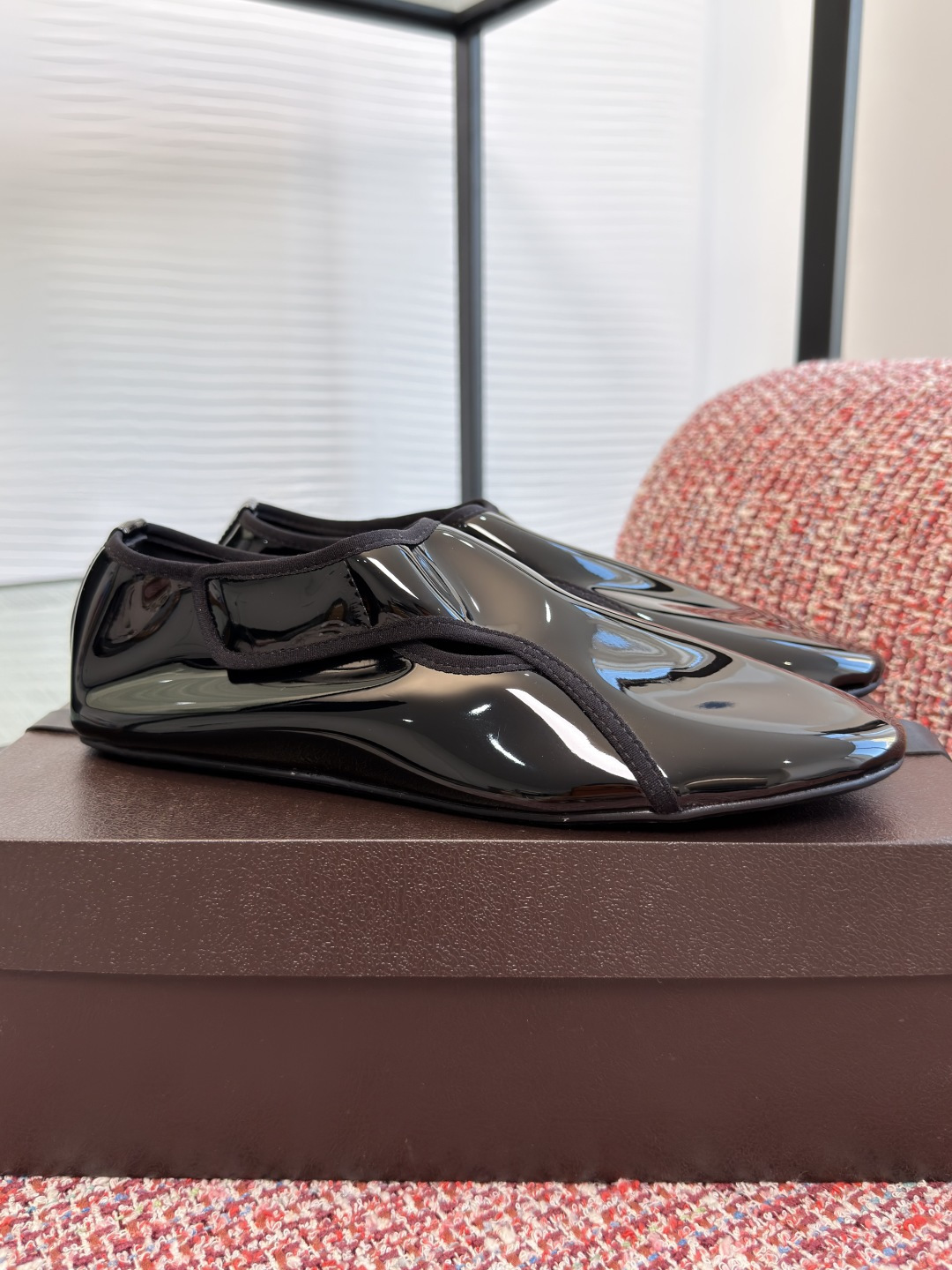 NO:725462,19860909顶级版本: ALAIA 阿莱亚 2026 早春新款 圆头 魔术贴 平底 玛丽珍 单鞋 ALALA这款漆皮魔术贴平底鞋,亮面漆皮材质,光泽感超强,简约又现代.圆头+魔术贴设计,穿脱超方便,日常通勤或休闲都能轻松驾驭.平底结构,走路舒适.裙装裤装都能hold住,轻松切换多种风格,是实用又时髦的必备单品！ 面料进口羊漆皮/进口麂皮 内里/垫脚进口羊皮 大底原版开模橡胶鞋套 Size35-41（40 41 定做不退换）,芭蕾舞鞋,alaia,mary jane,flats,skirts,sheepskin,chamois leather,Women's Shoes