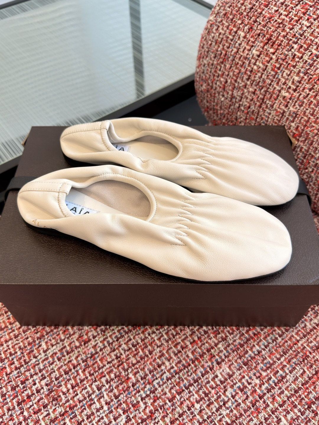 NO:725469,Top version: ALAIA 2026 early spring new style round toe pleated flat sole ballet shoes single shoes ALALA's ballet shoes are made of soft leather, with a round toe and shallow mouth design, and the pleats on the upper have a super French lazy feel. The flat bottom is easy to put on and take off, and can be easily used for daily commuting and leisure. White is versatile, can be matched with skirts and trousers, comfortable and fashionable, very suitable for spring and autumn~ The fabric is imported lambskin  Lining/foot pads imported sheepskin outsole Italian imported genuine leather outsole Size 35-41 (40 41 customized, non-returnable), ballet shoes, alaia, skirts, sheepskin, Leather soles19860909顶级版本: ALAIA 阿莱亚 2026 早春新款 圆头 褶皱 平底 芭蕾舞鞋 单鞋 ALALA这款芭蕾舞鞋,柔软皮革材质,圆头浅口设计,鞋面褶皱超有法式慵懒感.平底一脚蹬,穿脱方便,日常通勤、休闲都能轻松驾驭.白色百搭,裙装裤装随心搭配,舒适又时髦,春秋季节穿超合适～ 面料进口小羊皮 内里/垫脚进口羊皮 大底意大利进口真皮大底 Size35-41（40 41 定做不退换）,芭蕾舞鞋,alaia,skirts,sheepskin,Leather soles,Women's Shoes