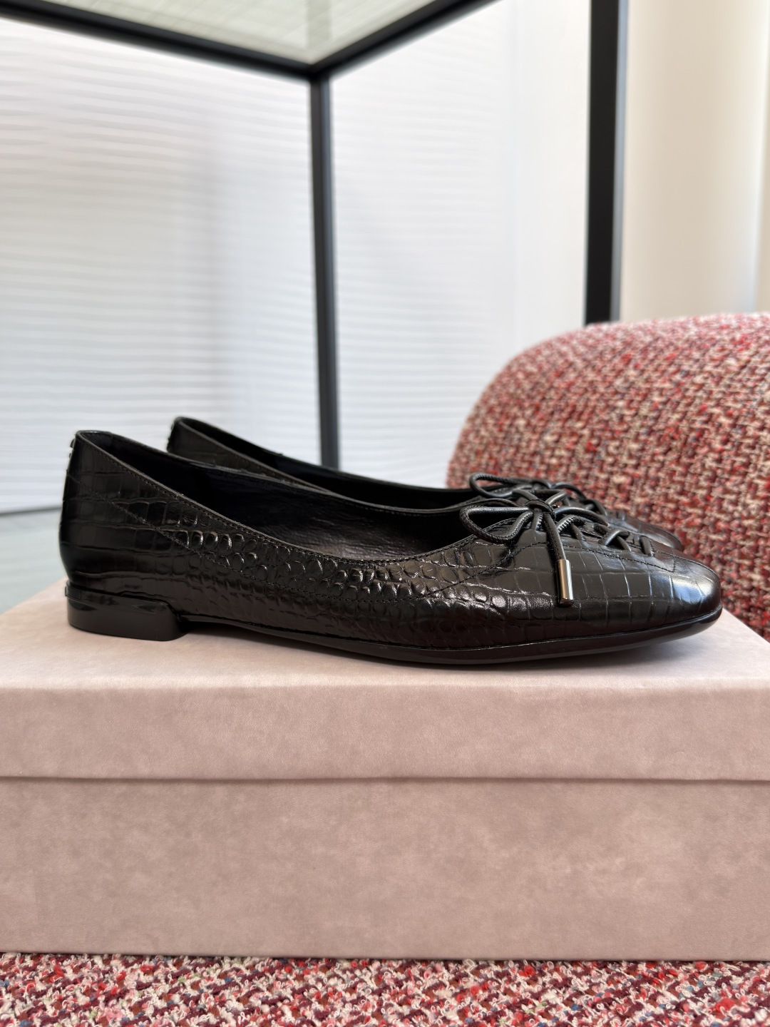 NO:725442,Top version: JIMMY CHOO 2026 spring and summer new bow flat ballet shoes JC Jimmy Choo Scarlett Ballerina series ballet flats are a unique interpretation of the brand's classic shoe styles. The uppers with toe details are hand-made, and the leather straps are invisiblely sewn into the shoe body. The exquisite details show luxury and elegance. This classic style is carefully made of suede and denim material, and uses digital color stacking technology to present the texture, which has a unique fashion personality.  Fabric imported cowhide, lining/foot pads imported sheepskin, outsole original molded rubber outsole Size 35-41 (40 41 customized, non-returnable), ballet shoes, jimmy choo, jimmy choo, flats, cowhide, sheepskin19860909顶级版本: JIMMY CHOO 吉米周 2026 春夏新款 蝴蝶结 平底 芭蕾舞鞋 JC吉米周Scarlett Ballerina 系列芭蕾舞平底鞋,将品牌经典鞋型别致演绎,束脚细节鞋面由手工穿制,皮革绑带隐形缝合于鞋身内,精妙细节尽显奢雅气质.该经典款式采用绒面革拼丹宁布材质精心制作,并以数码叠色工艺呈现质感,别具时尚个性. 面料进口牛皮 内里/垫脚进口羊皮 大底原版开模橡胶大底 Size35-41（40 41定做不退换）,芭蕾舞鞋,jimmy choo,jimmy choo,flats,cowhide,sheepskin,Women's Shoes