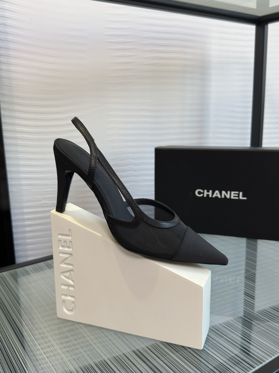 NO:748104,Top version: CHANEL Chanel 2026 Spring and Summer New Pointed Toe Splicing Mesh Hollow Back High Heels Single Shoes Chanel Chanel pointed toe hollow back high heels, with pointed toe design + transparent mesh splicing, are elegant and modern. The stiletto heel design is 8.3cm, elongating the leg line, and full of elegance. The thin back strap design is breathable and stable, perfect for spring and summer!  Whether paired with skirts or trousers, it can easily enhance the sophistication of the look, and can be easily managed in daily commuting or formal occasions ~ Fabrics Original fabric/Imported mesh/Imported lambskin Lining imported sheepskin Outsole Imported Italian leather outsole Heel height 8.3cm Size35-41 (40 41 customized, non-returnable), high heels and sandals, chanel, chanel, sandals, high heels, skirts, sheepskin, Leather soles19860909顶级版本: CHANEL 香奈儿 2026 春夏新款 尖头拼接 网纱 后空 高跟 单鞋 Chanel 香奈儿尖头后空高跟鞋,采用尖头设计+透明网纱拼接,优雅又现代.细跟设计8.3cm,拉长腿部线条,优雅气质满分.后空细带设计,透气又稳固,春夏穿超合适！无论搭配裙装还是裤装,都能轻松提升造型精致感,日常通勤或正式场合都能轻松驾驭～ 面料原版布料/进口网纱/进口小羊皮 内里进口羊皮 大底意大利进口真皮大底 跟高8.3cm Size35-41（40 41 定做不退换）,高跟鞋凉鞋,chanel,chanel,sandals,high heels,skirts,sheepskin,Leather soles,Women's Shoes