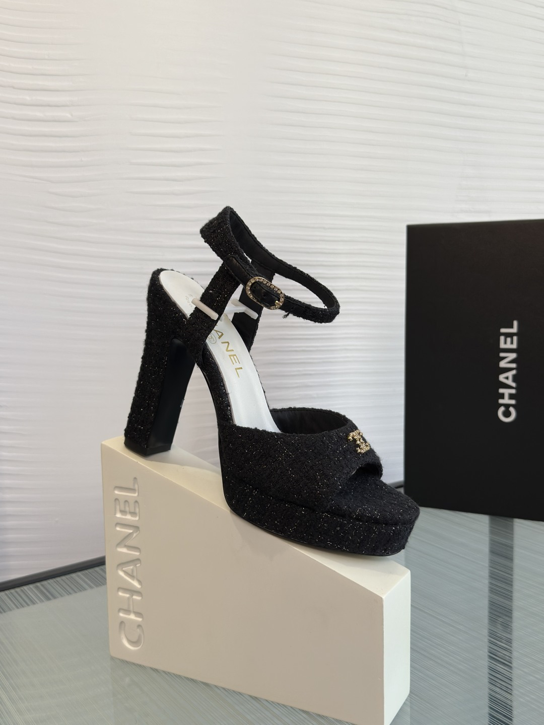 NO:751433,Top version: CHANEL 2026 spring and summer new model, double C buckle, waterproof platform, thick heel, sandals Chanel Chanel thick heel high heels, made of tweed material, embellished with golden double C logo, full of brand sense. Thick-soled thick heel design, increased and stable, very comfortable to wear for a long time. Open toe + ankle strap, modified foot shape and safe. Tweed has a retro temperament, it is super elegant when paired with skirts or formal occasions, and easily improves the sophistication of the look.  Fabric: Imported sheepskin/Customized wool/Imported sheepskin Lining/Foot pads Imported sheepskin Outsole Italian imported genuine leather outsole Size: 35-41 (40 41 customized, non-returnable), high heels and sandals, chanel, chanel, sandals, high heels, skirts, sheepskin, sheep, Leather soles19860909顶级版本: CHANEL 香奈儿 2026 春夏新款 双C扣 防水台 粗跟 凉鞋 Chanel香奈儿粗跟高跟鞋,采用粗花呢材质,点缀金色双C标志,品牌感满满.厚底粗跟设计,增高又稳,长时间穿也很舒适.露趾+脚踝绑带,修饰脚型还很安全.粗花呢自带复古气质,搭配裙装或正式场合都超优雅,轻松提升造型精致度. 面料进口羊皮/定制毛昵/进口羊猄 内里/垫脚进口羊皮 大底意大利进口真皮大底 Size: 35-41(40 41定做不退换）,高跟鞋凉鞋,chanel,chanel,sandals,high heels,skirts,sheepskin,sheep,Leather soles,Women's Shoes