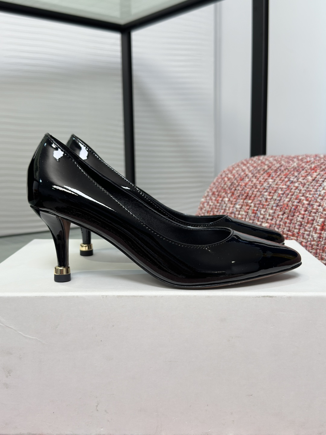 NO:751428,Top version: Chloé 2026 spring and summer new almond head stiletto shoes  Chloé's patent leather flats feature an almond-shaped toe design and a mirrored sheen. They are full of French elegance. They have a soft leather lining and are comfortable to wear, making them suitable for long commutes or formal occasions. The soles are light and not tiring when walking. They go well with skirts or suits and easily enhance the overall look. They can show confidence and sophistication in the workplace or on a date. They are a practical and fashionable all-match item!  Fabric imported calf patent leather Lining/foot pads imported sheepskin Outsole Italian imported genuine leather outsole Heel height 6cm Size35-41 (40 41 customized, non-returnable), high-heeled shoes, chloe, flats, high heels, skirts, business suit, sheepskin, Leather soles19860909顶级版本: Chloé 蔻依 2026 春夏新款 杏仁头型 细高跟 单鞋 Chloé这款漆皮平底鞋,杏仁头型设计+镜面光泽,法式优雅气质满分.内里柔软皮革,穿着舒适,适合长时间通勤或正式场合.鞋底轻便,走路不累脚,搭配裙装或西装都很出彩,轻松提升整体造型感.无论职场还是约会,都能展现自信与精致,是实用又时髦的百搭单品！ 面料进口小牛漆皮 内里/垫脚进口羊皮 大底意大利进口真皮大底 跟高6cm Size35-41（40 41定做不退换）,高跟鞋单鞋,chloe,flats,high heels,skirts,business suit,sheepskin,Leather soles,Women's Shoes