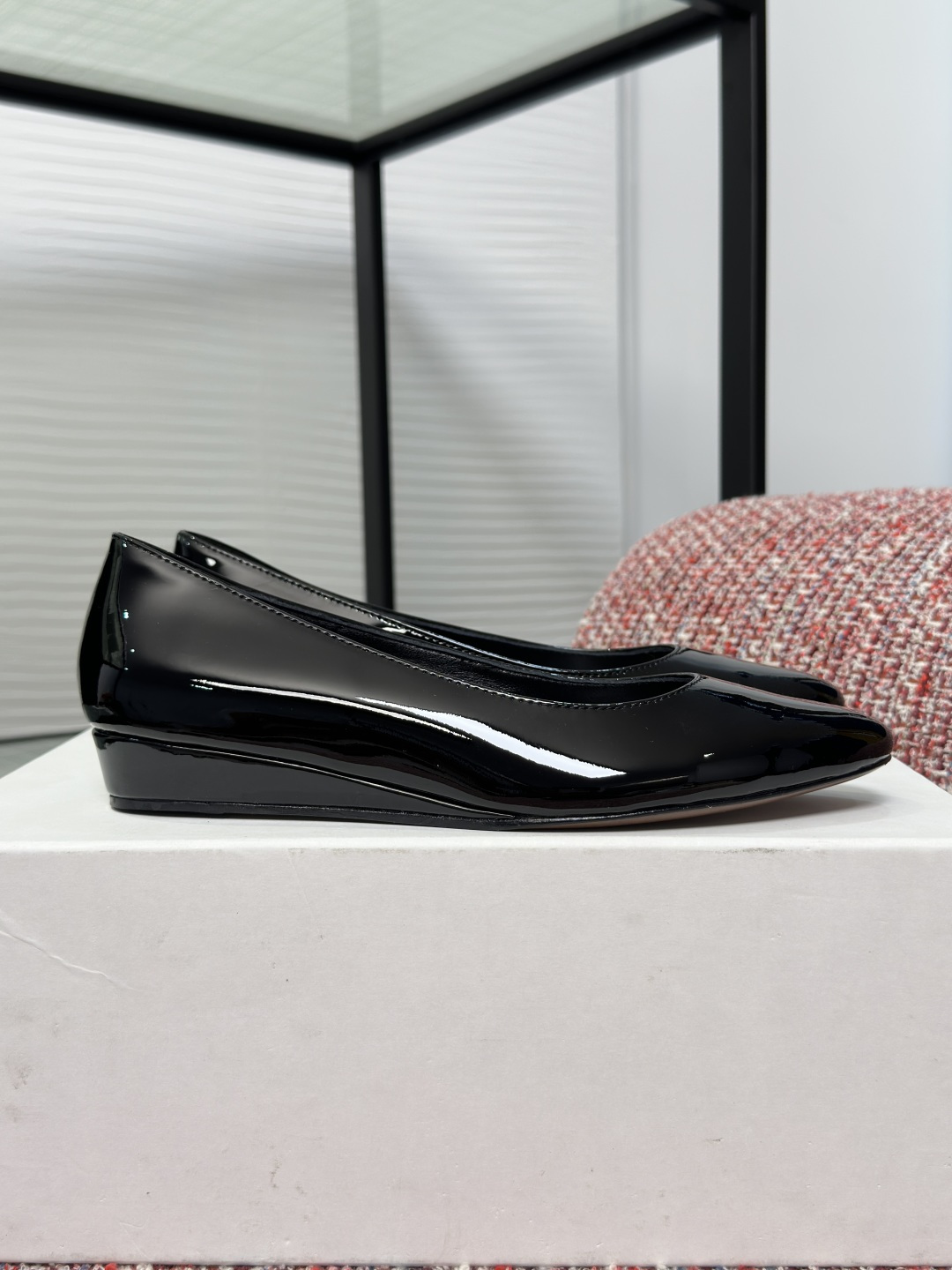 NO:751430,Top version: Chloé 2026 spring and summer new almond head wedge shoes  Chloé's patent leather flats feature an almond-shaped toe design and a mirrored sheen. They are full of French elegance. They have a soft leather lining and are comfortable to wear, making them suitable for long commutes or formal occasions. The soles are light and not tiring when walking. They go well with skirts or suits and easily enhance the overall look. They can show confidence and sophistication in the workplace or on a date. They are a practical and fashionable all-match item!  Fabric imported calf patent leather lining/foot pads imported sheepskin outsole Italian imported genuine leather outsole Size 35-41 (40 41 customized, non-returnable), high-heeled shoes, chloe, flats, high heels, skirts, business suit, sheepskin, Leather soles19860909顶级版本: Chloé 蔻依 2026 春夏新款 杏仁头型 坡跟 单鞋 Chloé这款漆皮平底鞋,杏仁头型设计+镜面光泽,法式优雅气质满分.内里柔软皮革,穿着舒适,适合长时间通勤或正式场合.鞋底轻便,走路不累脚,搭配裙装或西装都很出彩,轻松提升整体造型感.无论职场还是约会,都能展现自信与精致,是实用又时髦的百搭单品！ 面料进口小牛漆皮 内里/垫脚进口羊皮 大底意大利进口真皮大底 Size35-41（40 41定做不退换）,高跟鞋单鞋,chloe,flats,high heels,skirts,business suit,sheepskin,Leather soles,Women's Shoes