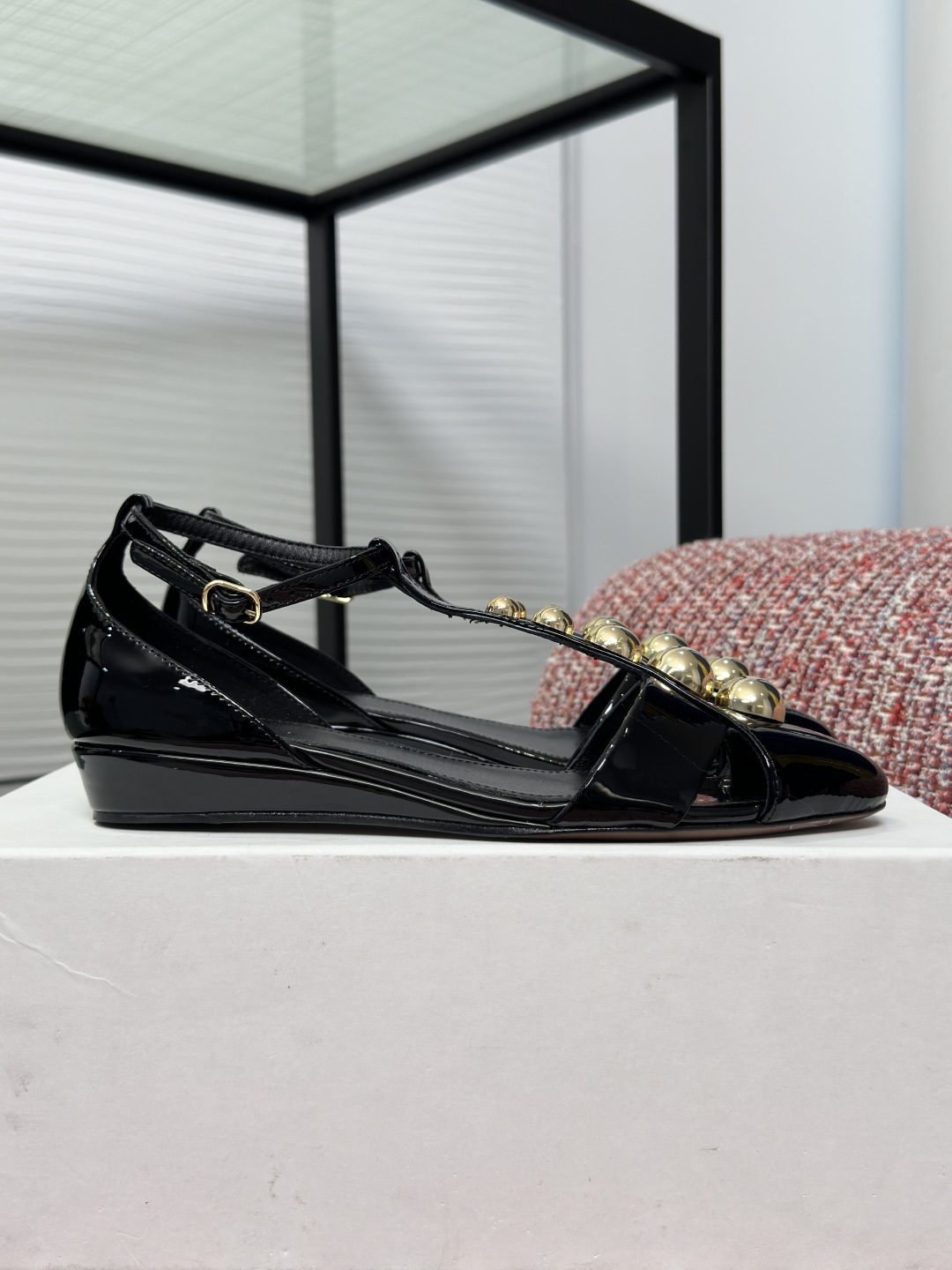 NO:751424,Top version: Chloé 2026 spring and summer new style, pointed toe T-strap, rivets, wedges, sandals, single shoes Chloé's patent leather T-strap flats are full of luster and are embellished with metal balls for a retro feel. The T-strap design modifies the foot shape and is flat and comfortable, making it easy to control for daily commuting or leisure. The insoles are soft and not tiring after walking for a long time. The red color is super eye-catching, and they look great with skirts or retro styles. They are elegant and fashionable!  Fabric imported calf patent leather Lining/foot pads imported sheepskin Outsole Italian imported genuine leather outsole High wedge heel 2.5cm Stiletto heel 6cm Size 35-41 (40 41 customized, non-refundable), sandals, chloe, sandals, flats, skirts, sheepskin, Leather soles19860909顶级版本: Chloé 蔻依 2026 春夏新款 尖头 T字带 铆钉 坡跟 凉鞋 单鞋 Chloé 这款漆皮T字带平底鞋,光泽感满满,金属圆球点缀超有复古感.T字带设计修饰脚型,平底舒适,日常通勤或休闲都能轻松驾驭.鞋垫柔软,长时间走路也不累,红色超亮眼,搭配裙装或复古风都很出彩,优雅又时髦！ 面料进口小牛漆皮 内里/垫脚进口羊皮 大底意大利进口真皮大底 跟高坡跟2.5cm 细高跟6cm Size35-41（40 41定做不退换）,凉鞋,chloe,sandals,flats,skirts,sheepskin,Leather soles,Women's Shoes