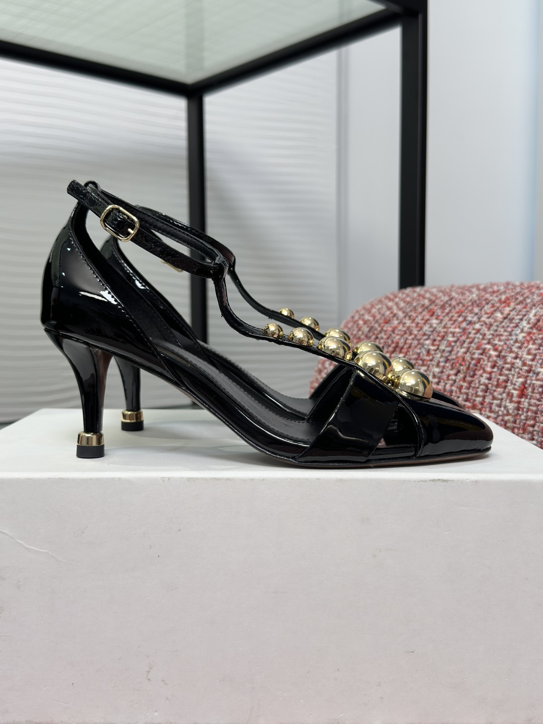 NO:751426,Top version: Chloé 2026 spring and summer new style, pointed toe T-strap, rivets, stilettos, sandals, single shoes Chloé's patent leather T-strap flats are full of luster and decorated with metal balls for a super retro feel. The T-strap design modifies the foot shape, and the flat bottom is comfortable, making it easy to handle for daily commuting or leisure. The insoles are soft and not tiring after walking for a long time. The red color is super eye-catching, and they look great with skirts or retro styles. They are elegant and fashionable!  Fabric imported calf patent leather Lining/foot pads imported sheepskin Outsole Italian imported genuine leather outsole High wedge heel 2.5cm Stiletto heel 6cm Size 35-41 (40 41 customized, non-refundable), sandals, chloe, sandals, flats, skirts, sheepskin, Leather soles19860909顶级版本: Chloé 蔻依 2026 春夏新款 尖头 T字带 铆钉 细高跟 凉鞋 单鞋 Chloé 这款漆皮T字带平底鞋,光泽感满满,金属圆球点缀超有复古感.T字带设计修饰脚型,平底舒适,日常通勤或休闲都能轻松驾驭.鞋垫柔软,长时间走路也不累,红色超亮眼,搭配裙装或复古风都很出彩,优雅又时髦！ 面料进口小牛漆皮 内里/垫脚进口羊皮 大底意大利进口真皮大底 跟高坡跟2.5cm 细高跟6cm Size35-41（40 41定做不退换）,凉鞋,chloe,sandals,flats,skirts,sheepskin,Leather soles,Women's Shoes