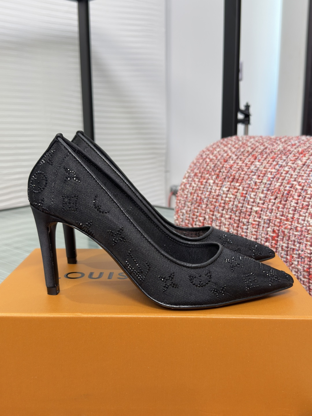 NO:751435,Top version: LOUIS VUITTON 2026 Spring and Summer New GALA High Heels Pointed Mesh Rhinestones Single Shoes LV's Gala high heels are mesh body embroidered with bright rhinestone Monogram patterns, making them an elegant choice for night outings. The smooth lines of the upper complement the slender high heels. The delicate leather outsole is decorated with metal LV letters. The fabric is original custom mesh/imported Australian rhinestones.  Lining/foot pads imported sheepskin outsole Italian imported genuine leather outsole Size 35-41 (40 41 custom-made and non-returnable), high-heeled shoes, louis vuitton, louis vuitton, louis vuitton, high heels, sheepskin, Leather soles19860909顶级版本: LOUIS VUITTON 路易威登 2026 春夏新款 GALA高跟鞋 尖头网面 水钻 单鞋 LV本款Gala 高跟鞋为网格鞋身刺绣璀璨莱茵石 Monogram 图案,成就适宜夜间出行的雅致之选.鞋面流畅线条与纤细高跟相得益彰.细腻皮革外底装点金属 LV 字母装饰. 面料原版定制网面/进口澳洲水钻 内里/垫脚进口羊皮 大底意大利进口真皮大底 Size35-41（40 41定做不退换）,高跟鞋单鞋,louis vuitton,louis vuitton,louis vuitton,high heels,sheepskin,Leather soles,Women's Shoes