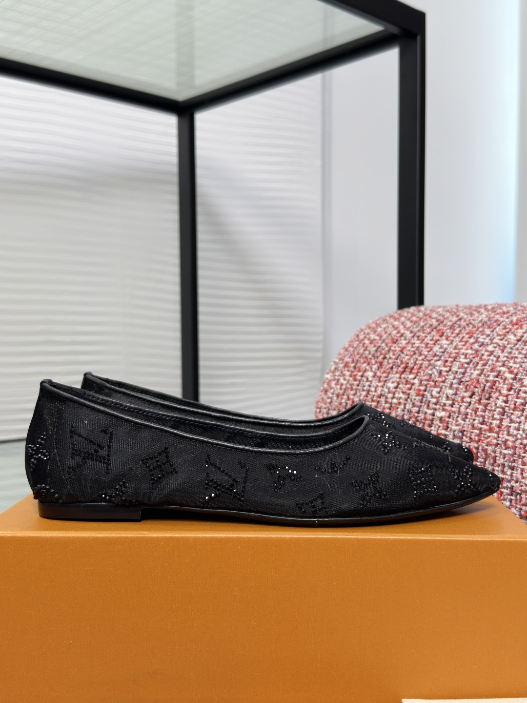 NO:751434,Top version: LOUIS VUITTON 2026 Spring and Summer New GALA Flat Shoes Pointed Toe Mesh Rhinestone Single Shoes LV's Gala high heels are mesh body embroidered with bright rhinestone Monogram patterns, making them an elegant choice suitable for night outings. The smooth lines of the upper complement the slender high heels. The delicate leather outsole is decorated with metal LV letters.  Fabric original custom mesh/imported Australian rhinestones lining/foot pads imported sheepskin outsole Italian imported genuine leather outsole Size 35-41 (40 41 customized, non-refundable), single shoes, louis vuitton, louis vuitton, louis vuitton, flats, high heels, sheepskin, Leather soles19860909顶级版本: LOUIS VUITTON 路易威登 2026 春夏新款 GALA平底鞋 尖头 网面 水钻 单鞋 LV本款Gala 高跟鞋为网格鞋身刺绣璀璨莱茵石 Monogram 图案,成就适宜夜间出行的雅致之选.鞋面流畅线条与纤细高跟相得益彰.细腻皮革外底装点金属 LV 字母装饰. 面料原版定制网面/进口澳洲水钻 内里/垫脚进口羊皮 大底意大利进口真皮大底 Size35-41（40 41定做不退换）,单鞋,louis vuitton,louis vuitton,louis vuitton,flats,high heels,sheepskin,Leather soles,Women's Shoes