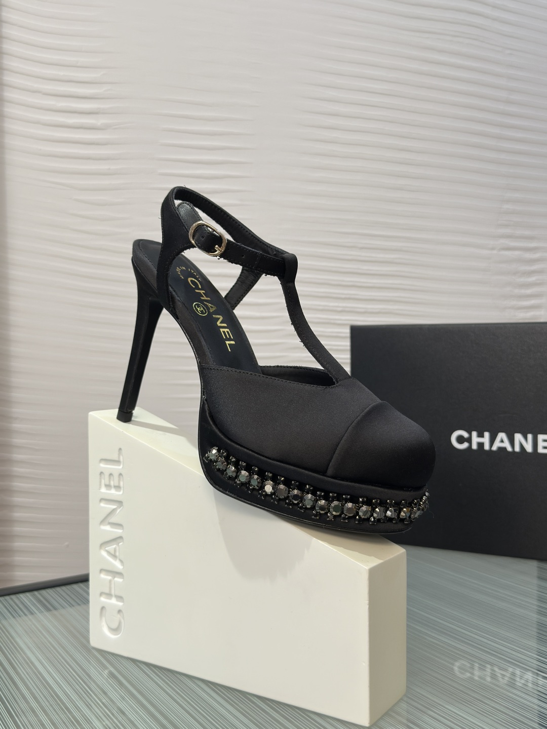 NO:757409,Top version: CHANEL Chanel 2026 spring and summer new T-strap, empty back, diamond chain, waterproof platform, stiletto heels, sandals Chanel  Chanel platform high-heeled sandals are made of high-quality satin, with rhinestones on the soles, full of exquisite luxury. T-shaped upper + adjustable metal buckle, comfortable and stable to wear. Stiletto design, elegant and elegant, can be easily managed at dinners and parties. It can be easily held in skirts or formal occasions. It is a fashionable and practical item. Fabric: silk satin, lining/foot pads, imported sheepskin, outsole, imported Italian leather outsole, heel height 12cm, platform 2.5cm  Size35-41 (40 41 customized, non-returnable), high heels and sandals, chanel, chanel, sandals, high heels, skirts, sheepskin, real silk, silk fabric, Leather soles19860909顶级版本: CHANEL 香奈儿 2026 春夏新款 T字带 后空 钻链 防水台 细高跟 凉鞋 Chanel 香奈儿水台高跟凉鞋,采用优质缎面,鞋底镶嵌水钻,精致奢华感满满.T字型鞋面+可调节金属扣,穿着舒适又稳固.细高跟设计,优雅气质直接拉满,晚宴、派对都能轻松驾驭.裙装或正式场合都能轻松hold住,是时尚与实用兼具的单品. 面料真丝绸缎 内里/垫脚进口羊皮 大底意大利进口真皮大底 跟高12cm 水台2.5cm Size35-41（40 41 定做不退换）,高跟鞋凉鞋,chanel,chanel,sandals,high heels,skirts,sheepskin,real silk,silk fabric,Leather soles,Women's Shoes