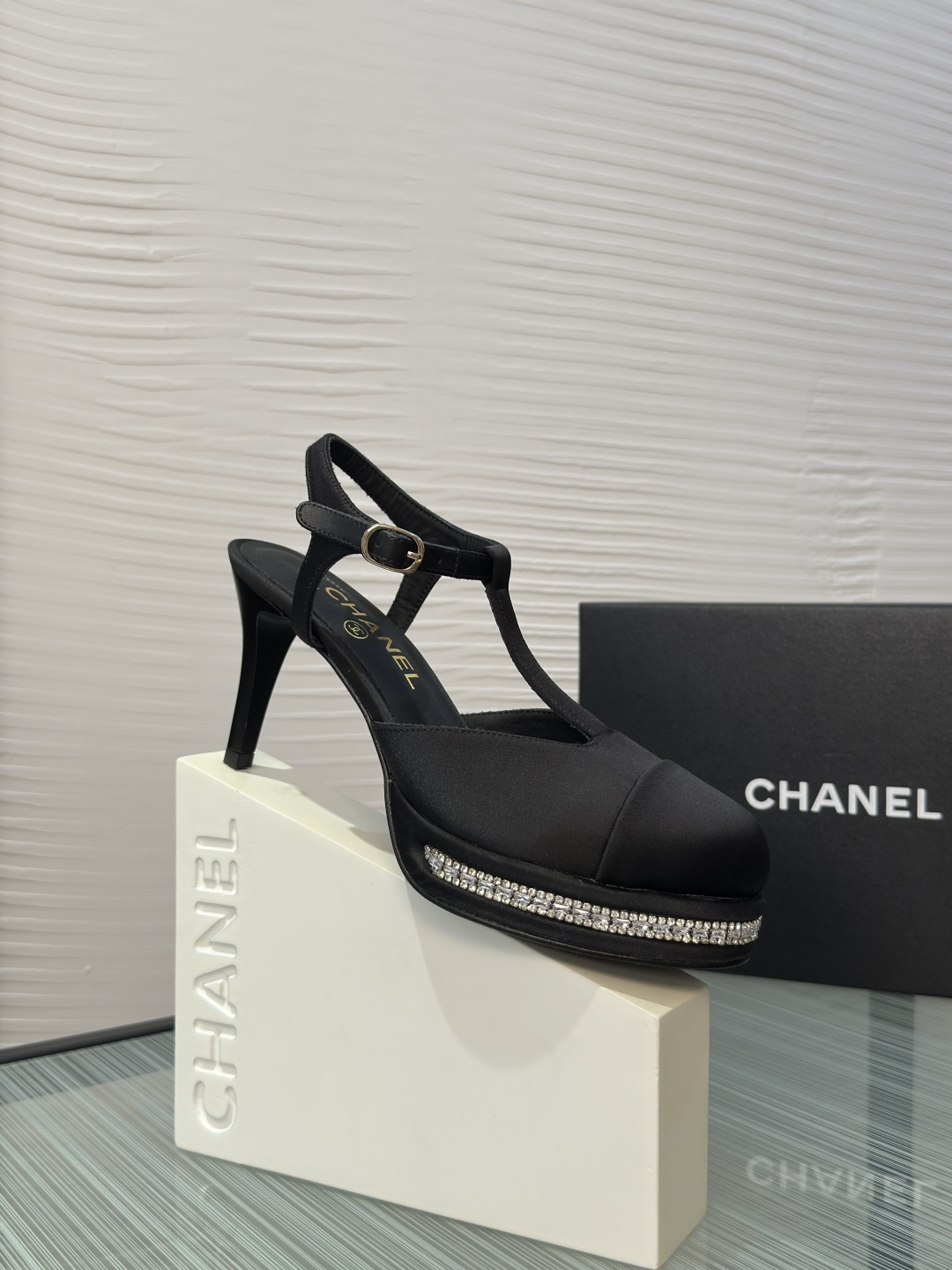 NO:757417,Top version: CHANEL Chanel 2026 spring and summer new T-strap, empty back, diamond chain, waterproof platform, stiletto heels, sandals Chanel  Chanel platform high-heeled sandals are made of high-quality satin, with rhinestones on the soles, full of exquisite luxury. T-shaped upper + adjustable metal buckle, comfortable and stable to wear. Stiletto design, elegant temperament, can be easily worn at dinners and parties. It can be easily held in skirts or formal occasions, and is a fashionable and practical item. Fabric: silk satin, lining/foot pads, imported sheepskin, outsole, imported Italian leather outsole, heel height 8.5cm, platform 2.5cm  Size35-41 (40 41 customized, non-returnable), high heels and sandals, chanel, chanel, sandals, high heels, skirts, sheepskin, real silk, silk fabric, Leather soles19860909顶级版本: CHANEL 香奈儿 2026 春夏新款 T字带 后空 钻链 防水台 细高跟 凉鞋 Chanel 香奈儿水台高跟凉鞋,采用优质缎面,鞋底镶嵌水钻,精致奢华感满满.T字型鞋面+可调节金属扣,穿着舒适又稳固.细高跟设计,优雅气质直接拉满,晚宴、派对都能轻松驾驭.裙装或正式场合都能轻松hold住,是时尚与实用兼具的单品. 面料真丝绸缎 内里/垫脚进口羊皮 大底意大利进口真皮大底 跟高8.5cm 水台2.5cm Size35-41（40 41 定做不退换）,高跟鞋凉鞋,chanel,chanel,sandals,high heels,skirts,sheepskin,real silk,silk fabric,Leather soles,Women's Shoes