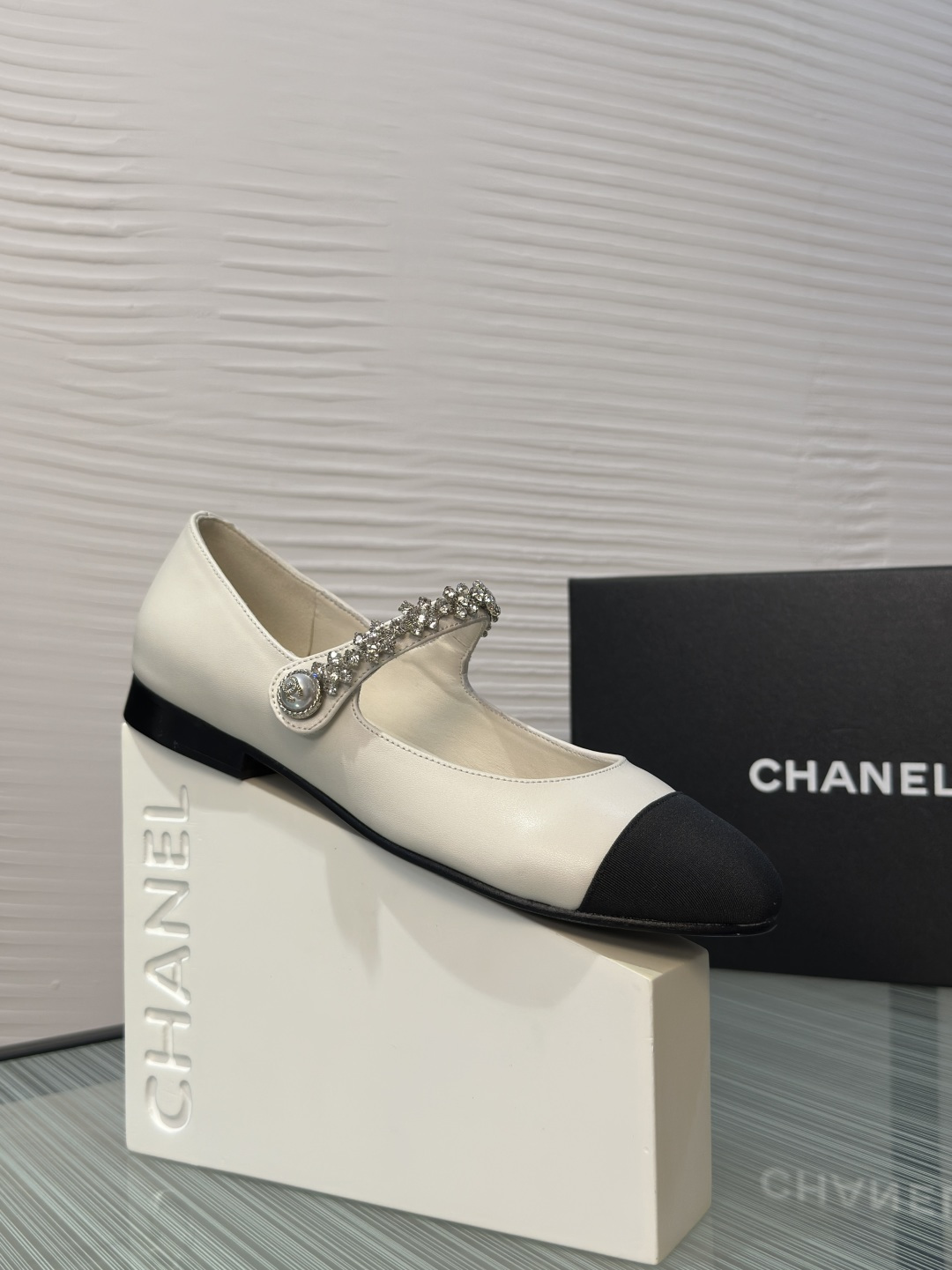 NO:757441,Top version: CHANEL Chanel 2026 spring and summer new round toe splicing rhinestone chain thick heel flat Mary Jane shoes Chanel  Chanel's Mary Jane shoes, classic color matching design, beige + black toe, elegant and retro. The upper is made of high-quality calfskin, embellished with pearl chains, full of sophistication. Round toe shallow mouth + flat bottom, very comfortable for daily commuting or long walks. French style, skirts and trousers can be easily matched, showing high-end temperament in formal occasions or casual gatherings. Fabric imported lambskin lining imported sheepskin outsole Italian imported genuine leather outsole Heel height 5cm Flat bottom Size35-41 (40  41 Customized (no return or exchange), single shoes, chanel, chanel, mary jane, skirts, cowhide, sheepskin, Leather soles19860909顶级版本: CHANEL 香奈儿 2026 春夏新款 圆头 拼接 水钻链条 粗跟 平底 玛丽珍 单鞋 Chanel 香奈儿这款玛丽珍鞋,经典拼色设计,米色+黑色鞋头,优雅复古.鞋面是优质小牛皮,珍珠链条点缀,精致感满满.圆头浅口+平底,日常通勤或长时间走路都很舒适.法式风格,裙装裤装都能轻松搭配,无论正式场合还是休闲聚会都能展现高级气质. 面料进口小羊皮 内里进口羊皮 大底意大利进口真皮大底 跟高5cm 平底 Size35-41（40 41 定做不退换）,单鞋,chanel,chanel,mary jane,skirts,cowhide,sheepskin,Leather soles,Women's Shoes