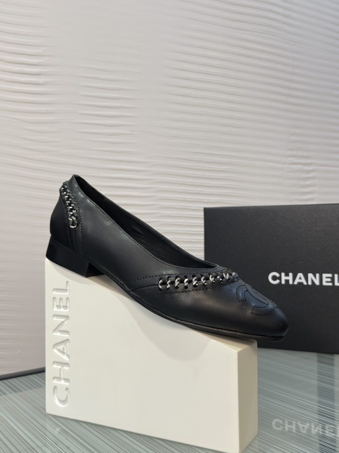 NO:757394,Top version: CHANEL Chanel 2026 Spring and Summer New Style Double C chain flat mid-heeled shoes Chanel Chanel's pointed-toe shoes are made of high-quality sheep leather, and the upper is embellished with the classic Double C Logo and metal chains. It is elegant and refined. The low-heeled design is very comfortable for daily commuting or long-term wear. It is simple and elegant. It can be matched with skirts or trousers to easily enhance your temperament. The shoe box + camellia accessories have perfect brand recognition and are perfect for gifts and personal use!  Fabric imported lambskin, lining imported sheepskin, outsole, genuine leather outsole imported from Italy, Size35-41 (40 41 customized, non-returnable), single shoes, chanel, chanel, skirts, sheepskin, Leather soles19860909顶级版本: CHANEL 香奈儿 2026 春夏新款 双C 链条 平底 中跟 单鞋 Chanel 香奈儿这款尖头单鞋,采用优质羊皮革,鞋面点缀经典双C Logo和金属链条,优雅精致.低跟设计,日常通勤或长时间穿都很舒适,简约大方,百搭裙装或裤装,轻松提升气质.鞋盒+山茶花配件,品牌辨识度满分,送礼自用都超合适！ 面料进口小羊皮 内里进口羊皮 大底意大利进口真皮大底 Size35-41（40 41 定做不退换）,单鞋,chanel,chanel,skirts,sheepskin,Leather soles,Women's Shoes
