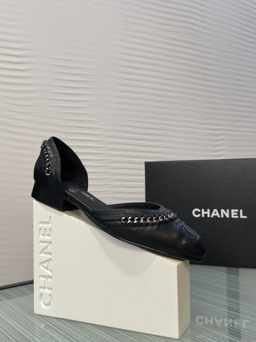 NO:757400,Top version: CHANEL Chanel 2026 Spring and Summer New Style Double C Chain Hollow Flat Bottom Medium Heel Shoes Chanel Chanel's pointed-toe shoes are made of high-quality sheep leather and the upper is embellished with classic double Cs  Logo and metal chain, elegant and refined. Low-heeled design, comfortable for daily commuting or long-term wear, simple and elegant, versatile skirt or trousers, easily enhance your temperament. Shoe box + camellia accessories, perfect brand recognition, perfect for gift giving and personal use!  Fabric imported lambskin, lining imported sheepskin, outsole, genuine leather outsole imported from Italy, Size35-41 (40 41 customized, non-returnable), single shoes, chanel, chanel, skirts, sheepskin, Leather soles19860909顶级版本: CHANEL 香奈儿 2026 春夏新款 双C 链条 中空 平底 中跟 单鞋 Chanel 香奈儿这款尖头单鞋,采用优质羊皮革,鞋面点缀经典双C Logo和金属链条,优雅精致.低跟设计,日常通勤或长时间穿都很舒适,简约大方,百搭裙装或裤装,轻松提升气质.鞋盒+山茶花配件,品牌辨识度满分,送礼自用都超合适！ 面料进口小羊皮 内里进口羊皮 大底意大利进口真皮大底 Size35-41（40 41 定做不退换）,单鞋,chanel,chanel,skirts,sheepskin,Leather soles,Women's Shoes