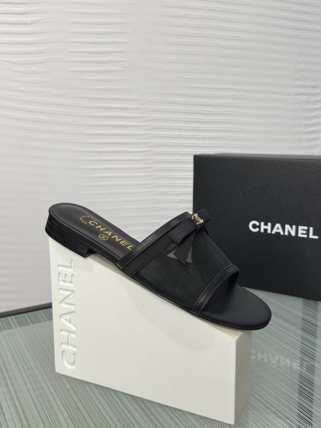 NO:757434,Top version: CHANEL Chanel 2026 Spring and Summer New Style Bow Mesh Thick Heel Flat Slippers Chanel Chanel's flat sandals are made of mesh + black fabric bow, embellished with metal double C logo, simple and highly recognizable. The flat bottom design is super comfortable for daily wear, and the golden 'CHANEL' words are printed on the inside of the insole, which is full of details!  Whether paired with a skirt or casual trousers, you can easily create an elegant and casual style. It is a must-have item for going out in summer ~ Fabric imported sheepskin/customized mesh Imported sheepskin lining Outsole Italian imported genuine leather outsole Size35-41 (40 41 customized, non-returnable), slippers, chanel, chanel, slippers, skirts, sheepskin, Leather soles19860909顶级版本: CHANEL 香奈儿 2026 春夏新款 蝴蝶结 网纱 粗跟 平底 拖鞋 Chanel 香奈儿这款平底凉拖,采用网纱+黑色织物蝴蝶结,点缀金属双C标志,简约又超有辨识度.平底设计,日常穿超舒适,鞋垫内侧印有金色“CHANEL”字样,细节满分！无论搭裙装还是休闲裤,轻松打造优雅随性风,夏天出街必备单品～ 面料进口羊皮/定制网纱 内里进口羊皮 大底意大利进口真皮大底 Size35-41（40 41 定做不退换）,拖鞋,chanel,chanel,slippers,skirts,sheepskin,Leather soles,Women's Shoes