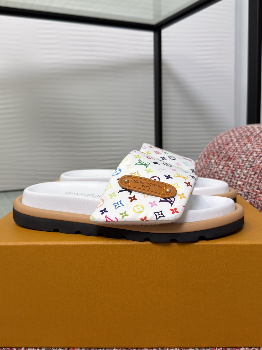 NO:759361,Top version: LV Louis Vuitton 2026 spring and summer classic POOL PILLOW COMFORT flat sandals. This Pool Pillow Comfort flat sandals have eye-catching lines, highlighting the smart style of the Louis Vuitton x Murakami replica series. The bright cherry pattern emerges in the Monogram print, and the Velcro laces are embellished with Louis Vuitton logo leather patches. The flexible insole is equipped with leather lining, and the lightweight convex outsole jointly upgrades the comfort experience.  Fabrics Customized fabrics Imported sheepskin lining Outsole Original molded rubber foam combined sole Size35-41 (40 41 custom-made non-returnable), slippers, louis vuitton, louis vuitton, slippers, sheepskin19860909顶级版本: LV 路易威登 2026 春夏经典款 POOL PILLOW COMFORT 平底 凉拖 本款 Pool Pillow Comfort 平底凉拖拥有瞩目线条,点明路易威登 x 村上隆复刻系列的灵动格调.明丽樱桃图案浮现于 Monogram 印花,加衬魔术贴鞋带点缀路易威登标识皮革贴饰.韧性鞋垫配有皮革内衬,与轻盈凸纹外底共同升级舒适体验. 面料定制织物布料 内里进口羊皮 大底原版开模橡胶发泡组合底 Size35-41（40 41定做不退换）,拖鞋,louis vuitton,louis vuitton,slippers,sheepskin,Women's Shoes