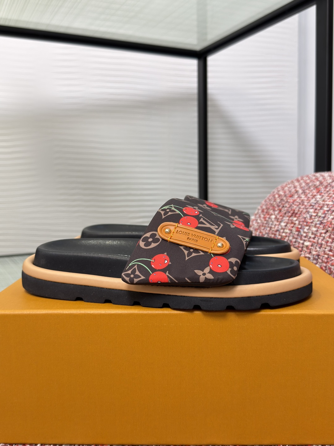 NO:759372,Top version: LV Louis Vuitton 2026 spring and summer classic POOL PILLOW COMFORT flat sandals. This Pool Pillow Comfort flat sandals have eye-catching lines, highlighting the smart style of the Louis Vuitton x Murakami replica series. The bright cherry pattern emerges in the Monogram print, and the Velcro laces are embellished with Louis Vuitton logo leather patches. The flexible insole is equipped with leather lining, which together with the lightweight convex outsole enhances the comfort experience.  Fabrics Customized fabrics Imported sheepskin lining Outsole Original molded rubber foam combined sole Size35-41 (40 41 custom-made non-returnable), slippers, louis vuitton, louis vuitton, slippers, sheepskin19860909顶级版本: LV 路易威登 2026 春夏经典款 POOL PILLOW COMFORT 平底凉拖 本款 Pool Pillow Comfort 平底凉拖拥有瞩目线条,点明路易威登 x 村上隆复刻系列的灵动格调.明丽樱桃图案浮现于 Monogram 印花,加衬魔术贴鞋带点缀路易威登标识皮革贴饰.韧性鞋垫配有皮革内衬,与轻盈凸纹外底共同升级舒适体验. 面料定制织物布料 内里进口羊皮 大底原版开模橡胶发泡组合底 Size35-41（40 41定做不退换）,拖鞋,louis vuitton,louis vuitton,slippers,sheepskin,Women's Shoes