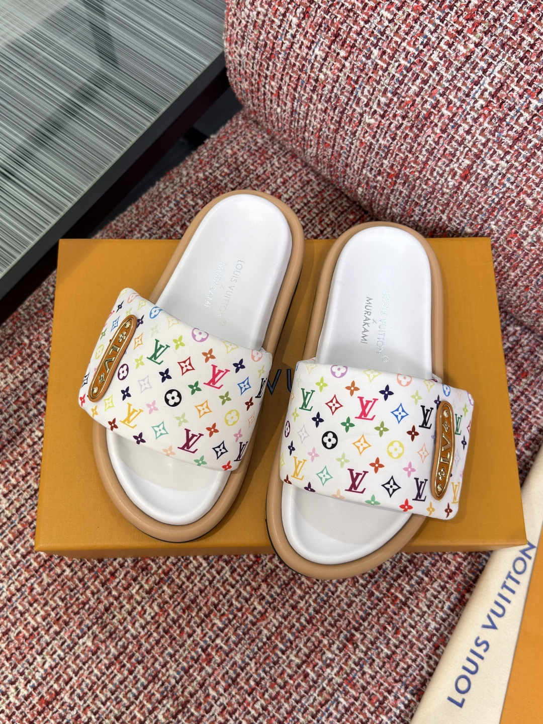 NO:759377,Top version: LV Louis Vuitton 2026 spring and summer classic POOL PILLOW COMFORT flat sandals. This Pool Pillow comfort flat sandals are made of Monogram nylon. The padded front laces are equipped with adjustable Velcro and are embellished with leather tags embossed with the Louis Vuitton logo. Padded tough insoles and lightweight micro outsoles upgrade the comfort experience. Fabrics Customized fabric fabric Lining imported sheepskin Outsole Original open-molded rubber foam composite sole  Size35-41 (40 41 customized, non-returnable), slippers, louis vuitton, louis vuitton, slippers, sheepskin19860909顶级版本: LV 路易威登 2026 春夏经典款 POOL PILLOW COMFORT 平底 凉拖 本款 Pool Pillow comfort 平底凉拖取材 Monogram 锦纶,加衬正面鞋带配有可调节魔术贴,并缀有压印路易威登标识的皮革标签.加衬韧性鞋垫与轻盈微型外底升级舒适体验. 面料定制织物布料 内里进口羊皮 大底原版开模橡胶发泡组合底 Size35-41（40 41定做不退换）,拖鞋,louis vuitton,louis vuitton,slippers,sheepskin,Women's Shoes