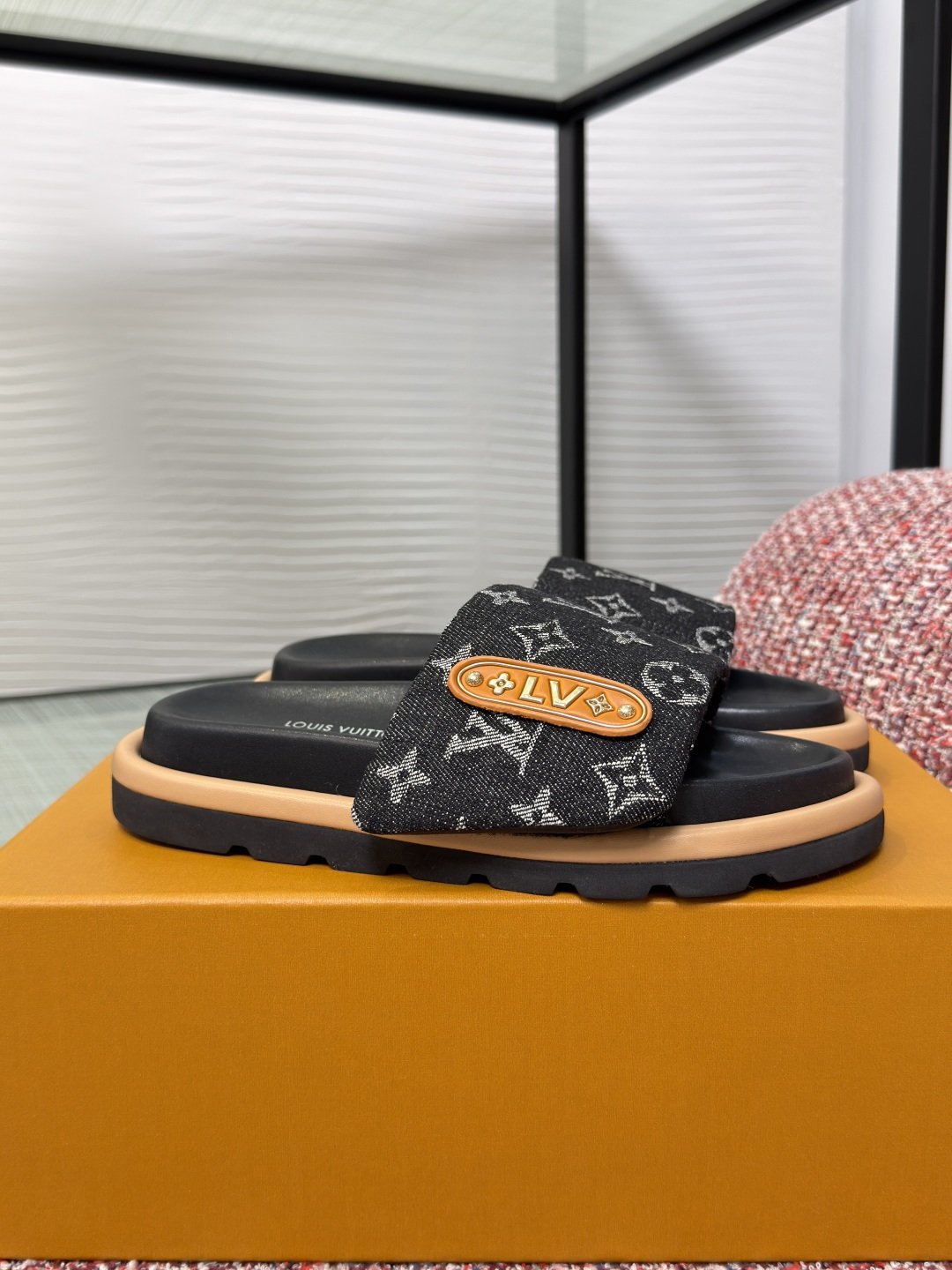 NO:759382,Top version: LV Louis Vuitton 2026 spring and summer classic POOL PILLOW COMFORT denim denim flat sandals This Pool Pillow Comfort flat sandals are made from seasonal Monogram denim. The padded fluffy upper is integrated with a cow leather embossed label, and the bright stitching pays homage to the Louis Vuitton leather goods series. Velcro is easy to adjust the tightness, and the tough insole enhances the comfortable wearing experience. Fabric denim denim  Imported sheepskin lining, outsole, original molded rubber foam combination sole, Size 35-41 (40 41 customized, non-refundable), slippers, louis vuitton, louis vuitton, slippers, cowhide, sheepskin19860909顶级版本: LV 路易威登 2026 春夏经典款 POOL PILLOW COMFORT 丹宁牛仔 平底 凉拖 本款 Pool Pillow Comfort 平底凉拖取材当季 Monogram 丹宁布,为加衬蓬松鞋面融入牛皮革压纹标签,与明丽缝线共同致意路易威登皮具系列.魔术贴便于调节松紧,韧性鞋垫提升舒适穿着体验. 面料丹宁牛仔布 内里进口羊皮 大底原版开模橡胶发泡组合底 Size35-41（40 41定做不退换）,拖鞋,louis vuitton,louis vuitton,slippers,cowhide,sheepskin,Women's Shoes