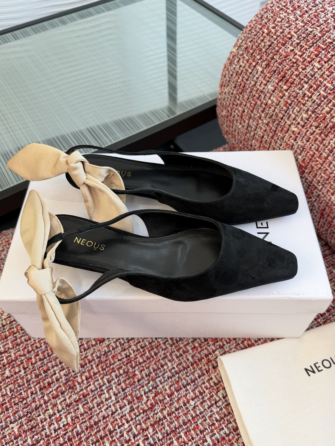 NO:759349,Top version: NEOUS 2026 spring and summer new style, pointed toe, bow, empty back, sandals, single shoes  This bow-knot pointed toe back shoe is a smart expression of romantic minimalism. It combines romantic details with iconic minimalist aesthetics. The combination of neat pointed toe and three-dimensional bow injects soft tension into the coolness. The material collision of matte suede and satin bow weakens the  The pointed-toe shoes have a sharp feel and the back strap design ensures the convenience of putting on and taking off. They are suitable for various scenes such as gallery exhibitions, commuting in offices, and terrace dinners. Paired with drapey trousers, it is a relaxed intellectual style. Paired with a satin suspender skirt, it can unlock a cool and elegant mixed texture.  Fabric imported lambskin/imported suede lining/foot pads imported sheepskin outsole Italian imported genuine leather outsole Size 35-41 (40 41 customized, non-returnable), high-heeled sandals, sandals, high heels, skirts, sheepskin, chamois leather, Leather soles19860909顶级版本: NEOUS 2026 春夏新款 尖头 蝴蝶结 后空 凉鞋 单鞋 这款蝴蝶结尖头后空鞋,浪漫极简的灵动表达,以标志性的极简美学融合浪漫细节,利落尖头与立体蝴蝶结的组合,在清冷中注入柔媚张力,哑光绒面与缎面蝴蝶结的材质碰撞,弱化了尖头鞋的凌厉感,后空绑带设计保留穿脱便捷性,适配画廊看展、写字楼通勤、露台晚宴等多元场景,搭垂坠感退裤,是松弛的知识分子风,配缎面吊带裙又能解锁冷艳优雅的混搭质感. 面料进口小羊皮/进口麂皮 内里/垫脚进口羊皮 大底意大利进口真皮大底 Size35-41（40 41定做不退换）,高跟鞋凉鞋,sandals,high heels,skirts,sheepskin,chamois leather,Leather soles,Women's Shoes