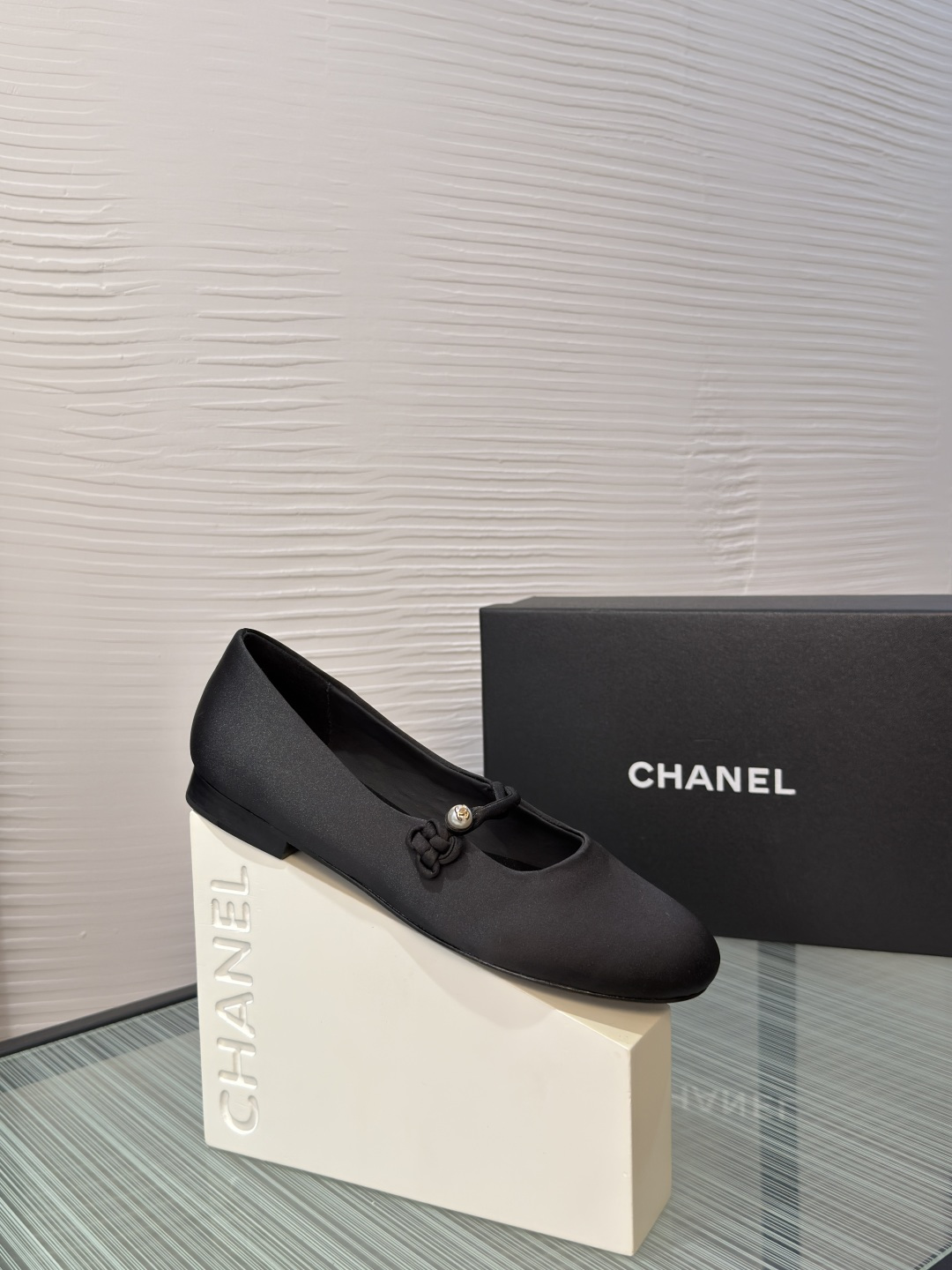 NO:759400,Top version: CHANEL Chanel 2026 Spring and Summer New Tie Strap Chinese Knot Flat Mary Jane Ballet Shoes Chanel Chanel's satin Mary Jane, round toe shallow mouth design + one-word strap, pearl embellishment, Chinese knot decoration on the tie strap is super elegant and retro, creating a gentle oriental atmosphere. Lightweight flat bottom design, great for daily commuting or matching skirts ~ French ballet style, practical and fashionable, easily enhances the look. Fabric is silk satin  Imported sheepskin lining, outsole imported from Italy, genuine leather outsole Size 35-41 (40 41 customized, non-returnable), ballet shoes, chanel, chanel, mary jane, skirts, sheepskin, real silk, silk fabric, Leather soles19860909顶级版本: CHANEL 香奈儿 2026 春夏新款 绊带中国结 平底 玛丽珍 芭蕾舞鞋 Chanel 香奈儿这款缎面玛丽珍,圆头浅口设计+一字带,珍珠点缀,绊带处点缀中国结饰超优雅复古,营造温婉东方氛围.轻便平底设计,日常通勤或搭配裙装都很出彩～法式芭蕾风,实用又时髦,轻松提升穿搭气质. 面料真丝绸缎 内里进口羊皮 大底意大利进口真皮大底 Size35-41（40 41 定做不退换）,芭蕾舞鞋,chanel,chanel,mary jane,skirts,sheepskin,real silk,silk fabric,Leather soles,Women's Shoes