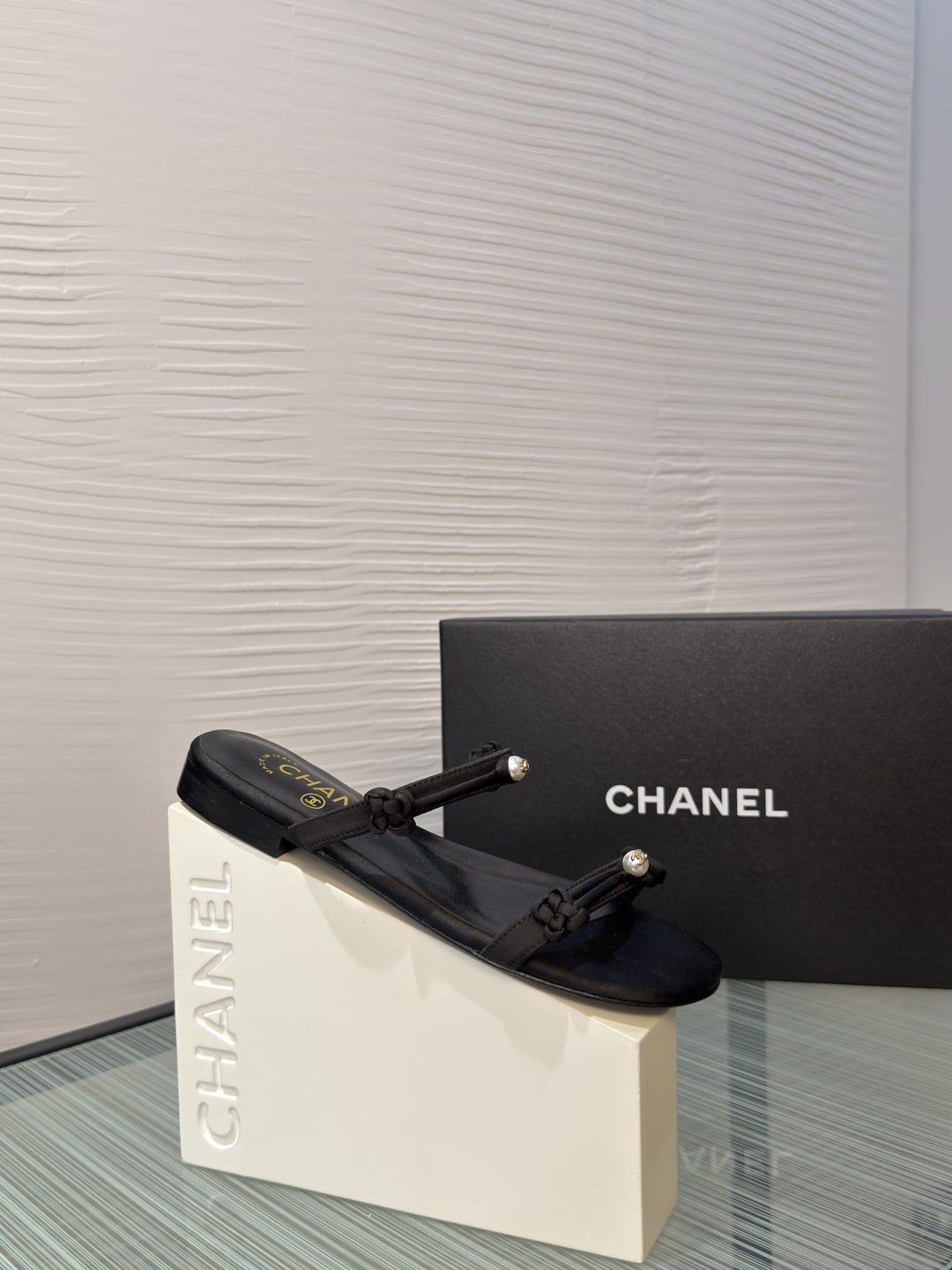 NO:759393,Top version: CHANEL Chanel 2026 Spring and Summer New Strap Pearl Chinese Knot Flat Bottom Sandals Slippers Chanel Chanel's one-strap pearl slippers have soft leather uppers + exquisite woven details, and the pearl decoration is super textured. The flat-bottom design is super comfortable for daily wear, simple and fashionable, and looks great with skirts or casual pants in summer!  There is a 'CHANEL MADE IN ITALY' logo on the inside of the insole, which gives you a full sense of brand identity and you must pay attention to details!  Fabric silk satin/imported sheepskin, lining imported sheepskin, outsole Italian imported genuine leather outsole Size35-41 (40 41 custom-made, non-returnable), slippers and sandals, chanel, chanel, sandals, slippers, skirts, sheepskin, real silk, silk fabric, Leather soles19860909顶级版本: CHANEL 香奈儿 2026 春夏新款 一字带 珍珠 中国结 平底 凉拖 拖鞋 Chanel 香奈儿这款一字带珍珠凉拖鞋,鞋面柔软皮革+精致编织细节,珍珠装饰超有质感.平底设计,日常穿超舒适,简约又时髦,夏天搭裙装或休闲裤都很出彩！鞋垫内侧有“CHANEL MADE IN ITALY”标志,品牌身份感满满,细节控必入！ 面料真丝绸缎/进口羊皮 内里进口羊皮 大底意大利进口真皮大底 Size35-41（40 41 定做不退换）,拖鞋凉鞋,chanel,chanel,sandals,slippers,skirts,sheepskin,real silk,silk fabric,Leather soles,Women's Shoes