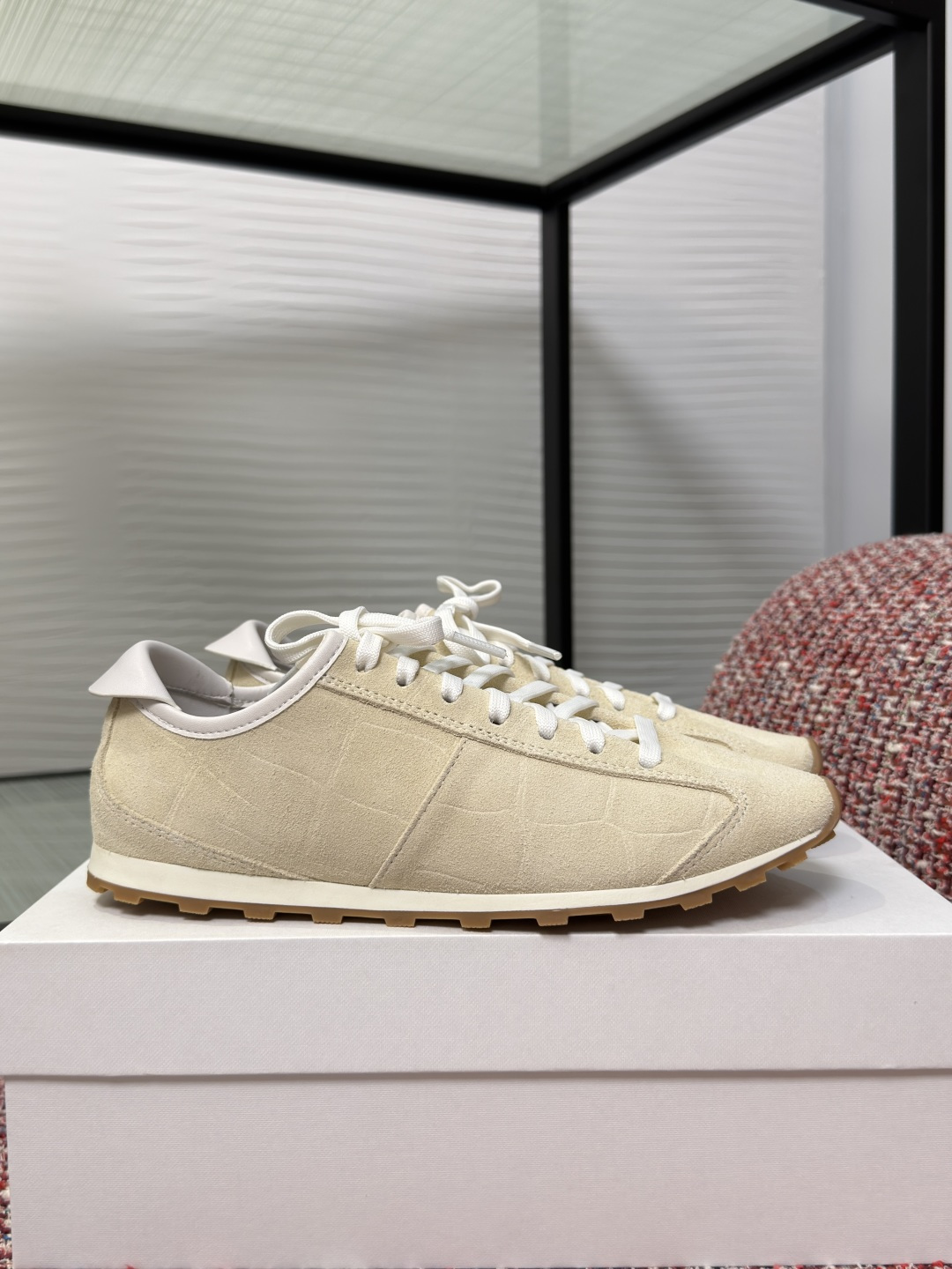 NO:761071,Top version: (Guangzhou goods) THE ROW 2026 spring and summer new lace-up sneakers moral training shoes The Row's sneakers are made of brown suede with black leather details, simple and textured. The sole is made of rubber, which is wear-resistant and comfortable, and is stress-free for daily wear. The insole is printed with the brand logo, low-key to show your identity. The overall design continues The Row's minimalist style, low-key luxury, perfect for you who like texture and design!  Fabric imported suede, lining imported sheepskin, outsole original molded rubber outsole Size 35-40 (customized for 40, non-refundable), casual shoes/sports shoes, sneakers, sheepskin, chamois leather19860909顶级版本:（莞货） THE ROW 2026 春夏新款 系带 运动鞋 德训鞋 The Row这款运动鞋采用棕色麂皮,搭配黑色皮革细节,简约又有质感.鞋底是橡胶材质,耐磨又舒适,日常穿搭无压力.鞋垫印有品牌标识,低调彰显身份.整体设计延续The Row极简风,低调奢华,超适合喜欢质感和设计感的你！ 面料进口麂皮 内里进口羊皮 大底原版开模橡胶大底 Size35-40（40定做不退换）,休闲鞋/运动鞋,sneakers,sheepskin,chamois leather,Women's Shoes