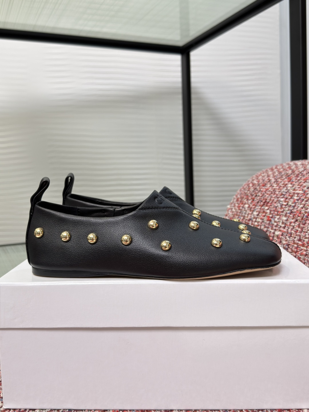 NO:761065,Top version: Chloé 2026 spring and summer new square toe rivets slip-on flats loafers Chloé's rivet flat loafers are made of high-quality calfskin, soft and comfortable, suitable for long-term wear. Square toe design + metal rivets, retro and fashionable, easy to control a variety of wearing styles. Flat bottom structure, friendly for daily commuting or leisure, elegant and practical. The shoe lining is soft and fits the foot shape, and the wearing experience is great!  Chloé's consistent sense of exquisite craftsmanship and design, full of details, both quality and fashion, I really recommend it!  Fabric imported calfskin lining/foot pads imported sheepskin outsole Italian imported genuine leather outsole Size35-40 (40 is custom-made and non-returnable), loafers, chloe, loafers, flats, cowhide, sheepskin, Leather soles19860909顶级版本: Chloé 蔻依 2026 春夏新款 方头 铆钉 一脚蹬 平底鞋 乐福鞋 Chloé 这款铆钉平底乐福鞋,选用优质小牛皮,柔软舒适,适合长时间穿着.方头设计+金属铆钉,复古又时髦,轻松驾驭多种穿搭风格.平底结构,日常通勤或休闲都很友好,优雅实用.鞋内衬柔软,贴合脚型,穿着体验超赞！Chloé一贯的精致工艺和设计感,细节满分,品质与时尚兼具,真的很推荐！ 面料进口小牛皮 内里/垫脚进口羊皮 大底意大利进口真皮大底 Size35-40（40 定做不退换）,乐福鞋,chloe,loafers,flats,cowhide,sheepskin,Leather soles,Women's Shoes