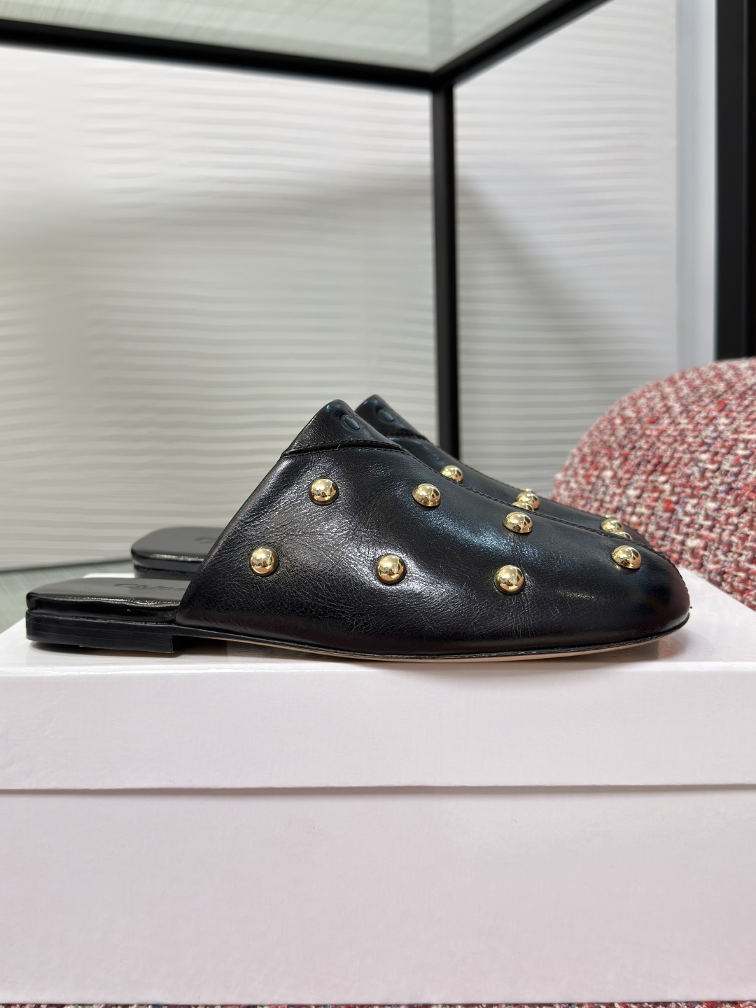 NO:761060,Top version: Chloé 2026 spring and summer new square toe rivet slip-on flat bottom half-drag Mule slippers Chloé  These riveted Mule slippers are embellished with metal rivets, retro and personalized. The toe design + flat bottom are super comfortable for daily wear. The inside is soft and fits the feet, so you won’t feel tired after walking for a long time. The rivet details are super design and look great with jeans or skirts. You can easily switch between casual or retro style ~ even small sisters can easily control it, fashionable and practical!  Fabric imported calfskin lining/foot pads imported sheepskin outsole Italian imported leather outsole Size35-40 (40 is custom-made and non-returnable), half drag, chloe, slippers, skirts, jeans, cowhide, sheepskin, Leather soles19860909顶级版本: Chloé 蔻依 2026 春夏新款 方头 铆钉 一脚蹬 平底 半拖 穆勒拖鞋 Chloé 这款铆钉穆勒拖鞋,点缀金属铆钉,复古又个性.包头设计+平底,日常穿超舒适,内里柔软贴合脚部,久走也不累.铆钉细节超有设计感,搭牛仔裤或裙装都很出彩,轻松切换休闲or复古风～小个子姐妹也能轻松驾驭,时髦又实用！ 面料进口小牛皮 内里/垫脚进口羊皮 大底意大利进口真皮大底 Size35-40（40 定做不退换）,半拖,chloe,slippers,skirts,jeans,cowhide,sheepskin,Leather soles,Women's Shoes