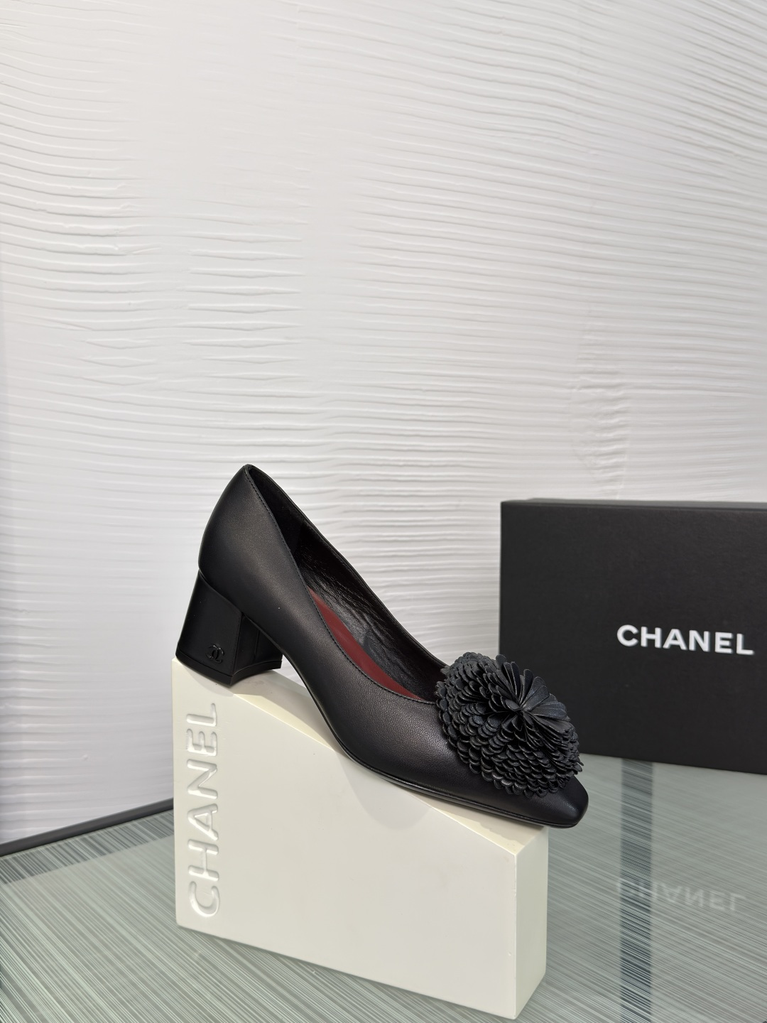 NO:761049,Top version: CHANEL 2026 Spring and Summer New Classic Camellia Small Square Toe Thick High Heels Chanel Camellia High Heels, Small Square Toe + Three-dimensional Silver Camellia, Highly Recognizable!  The camellia on the toe is a classic element of the brand, symbolizing purity and elegance. Made in Italy, with dark brown leather lining, perfect texture. The shallow mouth design can be easily used for daily commuting or formal occasions. It is comfortable and fashionable. It is one of Chanel's iconic items and is deeply loved by fashion enthusiasts. Material: imported cowhide, lining sheepskin, outsole, genuine leather outsole imported from Italy, heel height 5cm, Size35-42 (40 41)  42 Customized (no return or exchange), sandals, chanel, chanel, sandals, high heels, cowhide, sheepskin, Leather soles19860909顶级版本: CHANEL 香奈儿 2026 春夏新款 经典山茶花 小方头 粗高跟 单鞋 Chanel香奈儿山茶花高跟鞋,小方头+立体银色山茶花,辨识度超高！鞋头山茶花是品牌经典元素,象征纯洁与优雅.意大利制造,内里深棕皮革,质感满分.浅口设计,日常通勤或正式场合都能轻松驾驭,舒适又时髦,是香奈儿标志性单品之一,深受时尚爱好者喜爱. 面料进口牛皮 内里羊皮 大底意大利进口真皮大底 跟高5cm Size35-42（40 41 42定做不退换）,凉鞋单鞋,chanel,chanel,sandals,high heels,cowhide,sheepskin,Leather soles,Women's Shoes