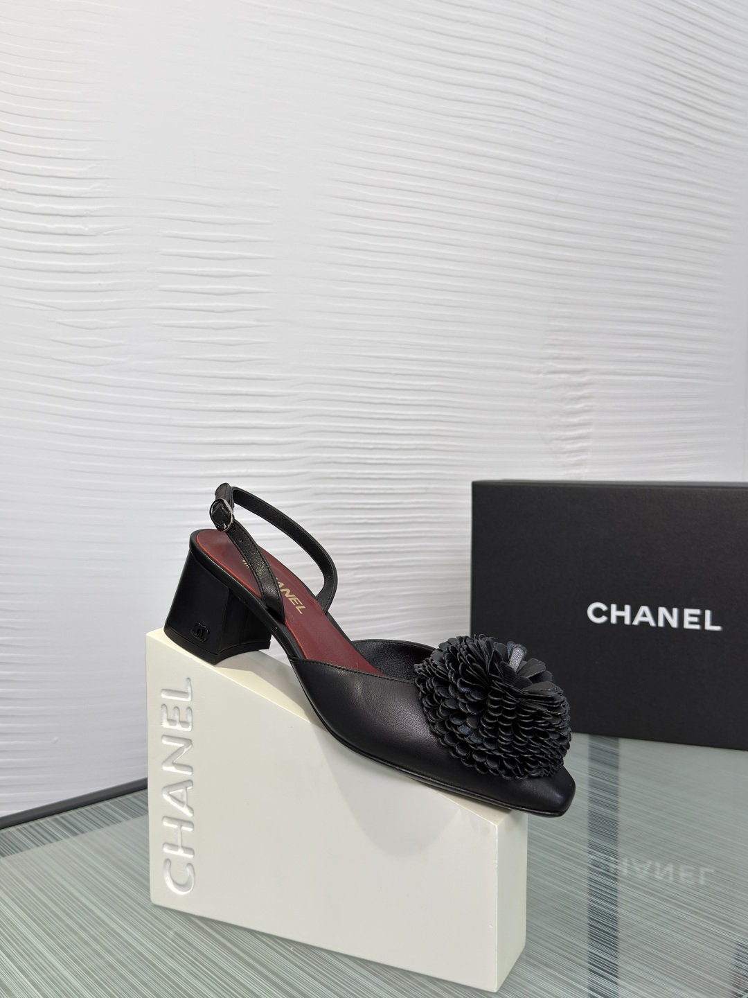 NO:761054,Top version: CHANEL Chanel 2026 spring and summer new style classic camellia, small square toe, bag toe, empty back, thick high heels, sandals, single shoes  Chanel Camellia high heels, leather upper + three-dimensional camellia, elegant and refined. Square toe design, neat lines, elastic fit at the back, easy to put on and take off. Genuine leather outsole, golden 'CHANEL' logo on the inner sole, full of details. The heel is about 1.5cm, which can be easily controlled in daily commuting or formal occasions, comfortable and fashionable, it is a classic item with both practicality and design. Fabric imported cowhide, lining sheepskin outsole Italian imported genuine leather outsole  Heel height 5cm Size 35-42 (40 41 42 customized, non-refundable), sandals, chanel, chanel, sandals, high heels, cowhide, sheepskin, Leather soles19860909顶级版本: CHANEL 香奈儿 2026 春夏新款 经典山茶花 小方头 包头 后空 粗高跟 凉拖 单鞋 Chanel香奈儿山茶花高跟鞋,牛皮鞋面+立体山茶花,优雅精致.方头设计,线条利落,后绊带弹性贴合,穿脱方便.真皮大底,内底有金色“CHANEL”标识,细节满分.鞋跟约1.5cm,日常通勤或正式场合都能轻松驾驭,舒适又时髦,是实用与设计感兼具的经典单品. 面料进口牛皮 内里羊皮 大底意大利进口真皮大底 跟高5cm Size35-42（40 41 42定做不退换）,凉鞋单鞋,chanel,chanel,sandals,high heels,cowhide,sheepskin,Leather soles,Women's Shoes