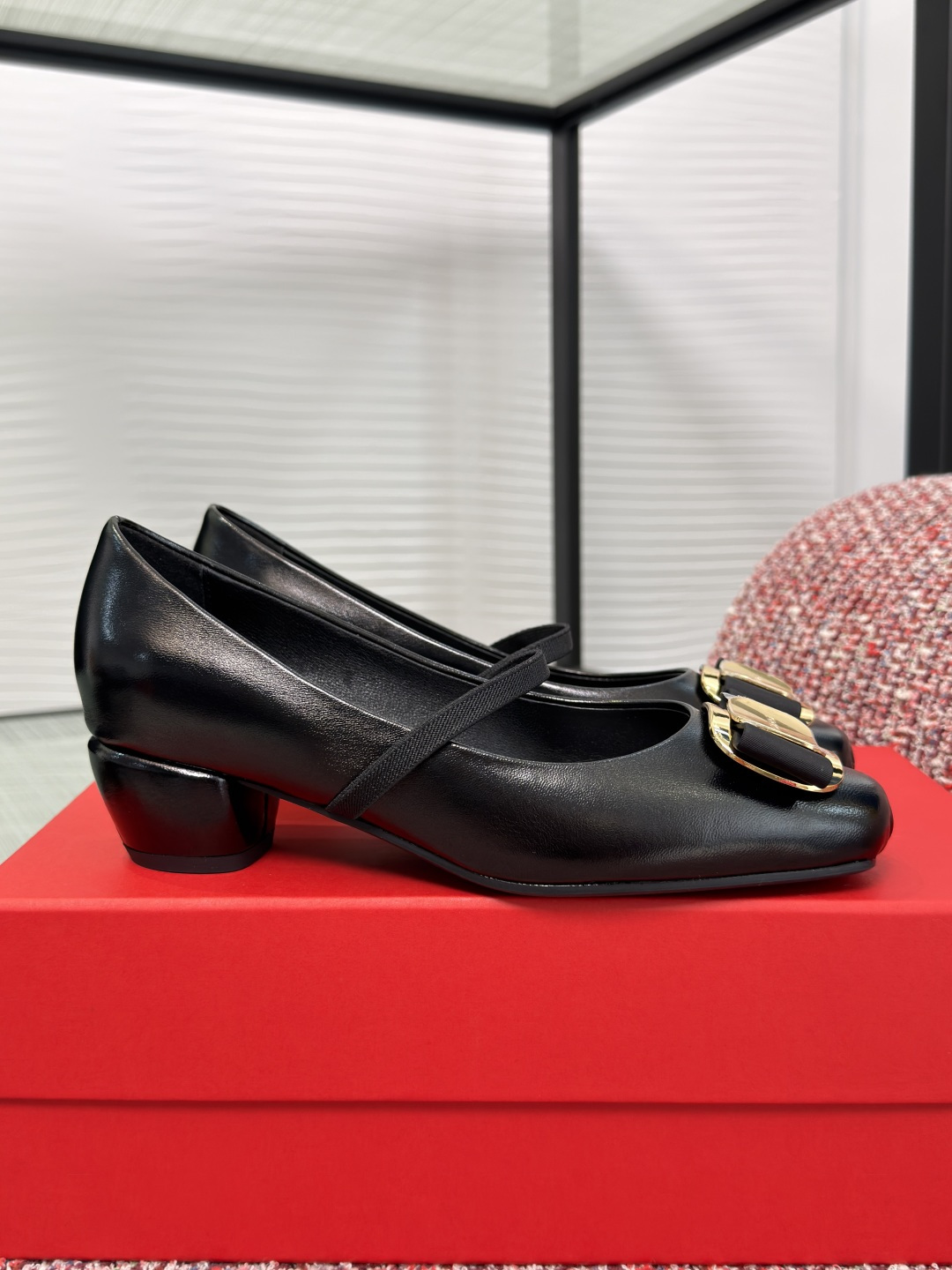 NO:761012,Top version: (guan goods) FERRAGAMO 2026 spring and summer new Vara buckle block heel Mary Jane ballet shoes Ferragamo Vara Mary Jane shoes, the new block heel high heels are inspired by ballet shoes, the top of the square toe is decorated with gathered fabric, and the edge of the new Vara bow is inlaid with crystal glass, which is eye-catching. With elastic straps to ensure a comfortable fit. Fabric imported calfskin lining/foot pads imported sheepskin  Outsole Original molded rubber outsole Size35-40 (40 custom-made and non-refundable), Mary Jane, ferragamo, ferragamo, mary jane, high heels, cowhide, sheepskin19860909顶级版本:（莞货） FERRAGAMO 菲拉格慕 2026 春夏新款 Vara扣饰 粗跟 玛丽珍 芭蕾舞鞋 菲拉格慕Vara玛丽珍鞋,新款粗跟高跟鞋的灵感源自芭蕾舞鞋,方形鞋头顶端饰有缩褶面料,新版Vara蝴蝶结边缘镶饰水晶玻璃,令人眼前一亮.搭配松紧系带,确保舒适合脚. 面料进口小牛皮 内里/垫脚进口羊皮 大底原版开模橡胶大底 Size35-40（40定做不退换）,玛丽珍,ferragamo,ferragamo,mary jane,high heels,cowhide,sheepskin,Women's Shoes