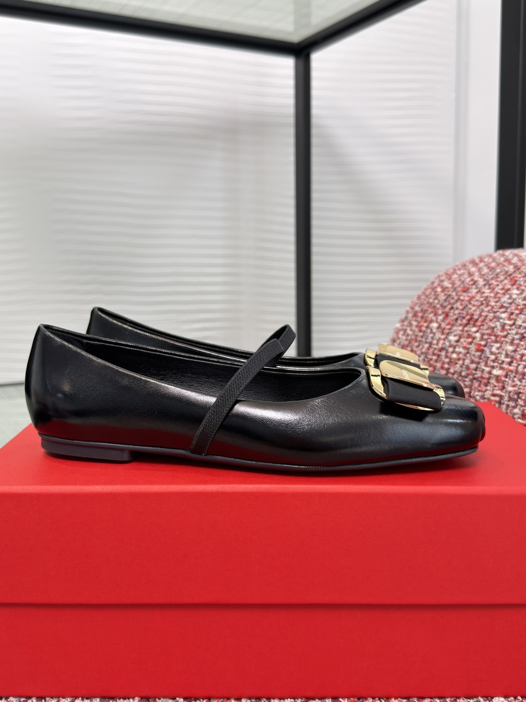 NO:761017,Top version: (guan goods) FERRAGAMO 2026 spring and summer new Vara buckle flat ballet shoes  Ferragamo's ballet flats blend classic inspiration with modern style. The upper is made of extra soft laminated leather with a silver finish. The ruffles on the pointed toe echo the name of the model. The upper is decorated with elastic grosgrain and the toe is embellished with a Vara bow secured by the new Ferragamo buckle. It is equipped with a flexible knurled rubber sole. Material imported calfskin Lining/foot pad Imported sheepskin Outsole Original molded rubber outsole  Size35-40 (40 is custom-made and cannot be returned or exchanged),Mary Jane,ferragamo,ferragamo,mary jane,flats,cowhide,sheepskin19860909顶级版本:（莞货） FERRAGAMO 菲拉格慕 2026 春夏新款 Vara扣饰 平底 芭蕾舞鞋 菲拉格慕这款芭蕾舞平底鞋融汇经典灵感与现代风尚,鞋面选用格外柔软的银色饰面层压皮革制成,尖头部位饰有荷叶边呼应其款型之名.鞋面饰以松紧罗缎,鞋头点缀由新型Ferragamo扣饰固定的Vara蝴蝶结.配以柔韧的滚花橡胶鞋底. 面料进口小牛皮 内里/垫脚进口羊皮 大底原版开模橡胶大底 Size35-40（40定做不退换）,玛丽珍,ferragamo,ferragamo,mary jane,flats,cowhide,sheepskin,Women's Shoes