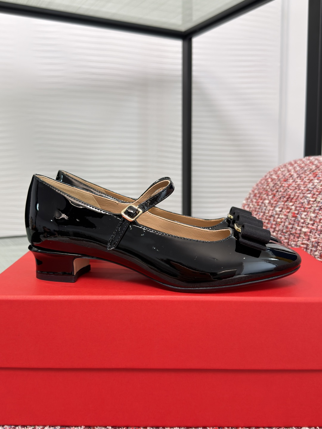 NO:761022,Top version: (Guanhuo) FERRAGAMO 2026 Spring and Summer New Vara Bow Block Heel Mary Jane Shoes This Vara series incorporates classic elements to create smart shoes that can be called wearable works of art. It reinterprets fashionable footwear items and adds the iconic Vara bow to the classic Mary Jane shoes. The golden metal accessories shine brightly and complement the unique curved block heels.  Fabric imported cow patent leather Lining/foot pads imported sheepskin Outsole Italian imported leather outsole Heel height 3cm Size35-39,Mary Jane,ferragamo,ferragamo,mary jane,sheepskin,Leather soles19860909顶级版本:（莞货） FERRAGAMO 菲拉格慕 2026 春夏新款 Vara 蝴蝶结 粗跟 玛丽珍 单鞋 这款Vara系列融蕴经典元素,造就灵动鞋款,堪称可穿戴的艺术品.焕新演绎时尚鞋履单品,为经典玛丽珍鞋添饰标志性Vara蝴蝶结.金色金属饰件闪耀璀璨光彩,与别致的弧形粗跟相得益彰. 面料进口牛漆皮 内里/垫脚进口羊皮 大底意大利进口真皮大底 跟高3cm Size35-39,玛丽珍,ferragamo,ferragamo,mary jane,sheepskin,Leather soles,Women's Shoes