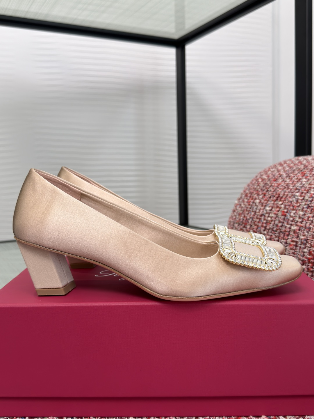 NO:761026,Top version: (Guanhuo) Roger Viver classic series 26 top version square toe rhinestone square buckle medium heel single shoe This Belle Vivier high-heeled shoe is made of silk satin with rhinestone-encrusted buckle. Belle Vivier is a classic style of the brand, founded in 1965, and has always performed elegant style. Fabric silk/imported sheepskin Silk lining/imported sheepskin Feet silk/imported sheepskin outsole Italian imported leather outsole  Size35-39,Mary Jane,roger vivor,mary jane,high heels,sheepskin,real silk,Leather soles19860909顶级版本:（莞货） Roger Viver 经典系列 26顶配版本 方头 水钻 方扣 中跟 单鞋 本款Belle Vivier高跟鞋以丝缎制成,搭配水钻镶嵌饰扣.Belle Vivier作为品牌的经典款式,始创于1965年,一直演绎优雅风格. 面料真丝/进口羊皮 内里真丝/进口羊皮 垫脚真丝/进口羊皮 大底意大利进口真皮大底 Size35-39,玛丽珍,roger vivier,mary jane,high heels,sheepskin,real silk,Leather soles,Women's Shoes