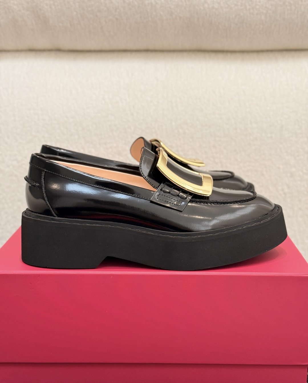 NO:760951,Top version: (Guan goods) Roger Viver 2026 Spring and Summer New Square Buckle Thick Sole Loafers The brand launches the Viv' Rangers series to interpret urban fashion. This thick-soled loafer is made of shiny leather, embellished with iconic metal buckles, instantly creating a refined lady style. Fabric imported calfskin open edge beads lining/foot pads imported sheepskin outsole original open molded PU foam outsole leather welt  Size35-39,loafers,roger vivier,loafers,cowhide,sheepskin19860909顶级版本:（莞货） Roger Viver 2026 春夏新款 方扣 厚底 乐福鞋 品牌推出Viv' Rangers系列演绎都市风尚,本款厚底乐福鞋以闪亮皮革制成,点缀标志性金属扣,即刻打造精致淑女风格. 面料进口小牛皮开边珠 内里/垫脚进口羊皮 大底原版开模PU发泡大底真皮沿条 Size35-39,乐福鞋,roger vivier,loafers,cowhide,sheepskin,Women's Shoes