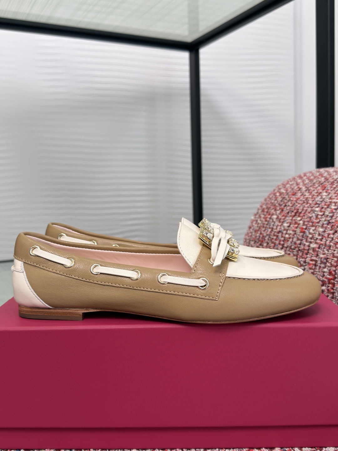 NO:760971,Top version: (Guangzhou stock) Roger Viver 2026 Spring and Summer New Swarovski Rhinestone Square Buckle Bow Flat Loafer Boat Shoes Très Vivier buckle combines the fashion elements of the 1960s, consisting of square diamonds, sparkling and moving, with woven bow embellishment to add color to these loafers. The upper is made of soft nappa leather, decorated with bows on the front, elegant and comfortable. Fabric imported sheepskin/cashmere  Lining/foot pads imported sheepskin outsole Italian imported genuine leather outsole Size35-40 (40 is custom-made and non-returnable), loafers, roger vivor, swarovski, loafers, sheepskin, Leather soles19860909顶级版本:（莞货） Roger Viver 2026 春夏新款 施华洛世奇水钻方扣 蝴蝶结 平底 乐福船鞋 Très Vivier饰扣糅合六十年代时尚元素,由方形闪钻组成,闪耀动人,搭配编织蝴蝶结点缀在这款乐福鞋上为其增色.鞋面以柔软的纳帕皮革制成,前面点缀蝴蝶结,优雅又不失舒适. 面料进口羊皮/羊绒 内里/垫脚进口羊皮 大底意大利进口真皮大底 Size35-40（40 定做不退换）,乐福鞋,roger vivier,swarovski,loafers,sheepskin,Leather soles,Women's Shoes