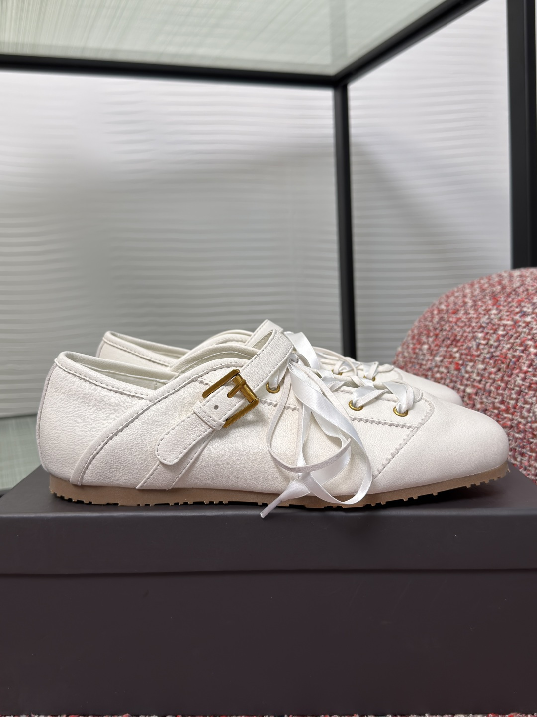 NO:787644,Top version: AnOther Project 2026 Spring and Summer New Calliope Retro Lace Up Thin Sole Ballet Shoes Casual Shoes Moral Training Shoes AnOther  Project's Calliope lace-up ballet shoes, suede + cowhide stitching, have a delicate texture and durability. The round toe design + ribbon laces are elegant and retro, and the shallow and thin soles are ultra-light, which can be easily used for daily commuting or leisure. The metal buckle details enhance the sense of sophistication, comfortable and fashionable, and go well with skirts or casual pants, easily creating a French atmosphere. The fabric is imported cowhide/velvet, the lining is imported sheepskin, the outsole is original open-molded rubber anti-slip sole  Size35-40 (40 is custom-made and cannot be returned or exchanged), ballet shoes, skirts, cowhide, sheepskin19860909顶级版本: AnOther Project 2026 春夏新款 Calliope 复古 系带 薄底 芭蕾舞鞋 休闲鞋 德训鞋 AnOther Project这款Calliope系带芭蕾舞鞋,绒面+牛皮拼接,质感细腻又耐用.圆头设计+丝带系带,优雅复古,浅口薄底超轻便,日常通勤或休闲都能轻松驾驭.金属扣细节提升精致感,舒适又时髦,搭裙装或休闲裤都很出彩,轻松打造法式氛围感. 面料进口牛皮/丝绒 内里进口羊皮 大底原版开模橡胶防滑鞋底 Size35-40（40定做不退换）,芭蕾舞鞋,skirts,cowhide,sheepskin,Women's Shoes